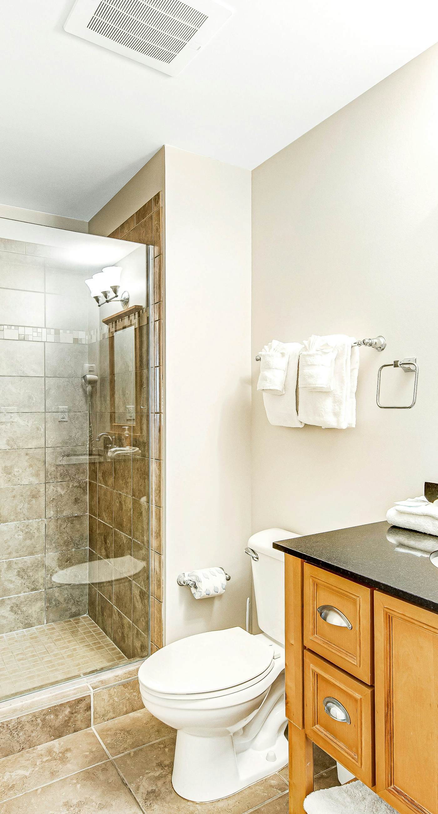 Beautiful beachfront condo with pool, hot tub & gym