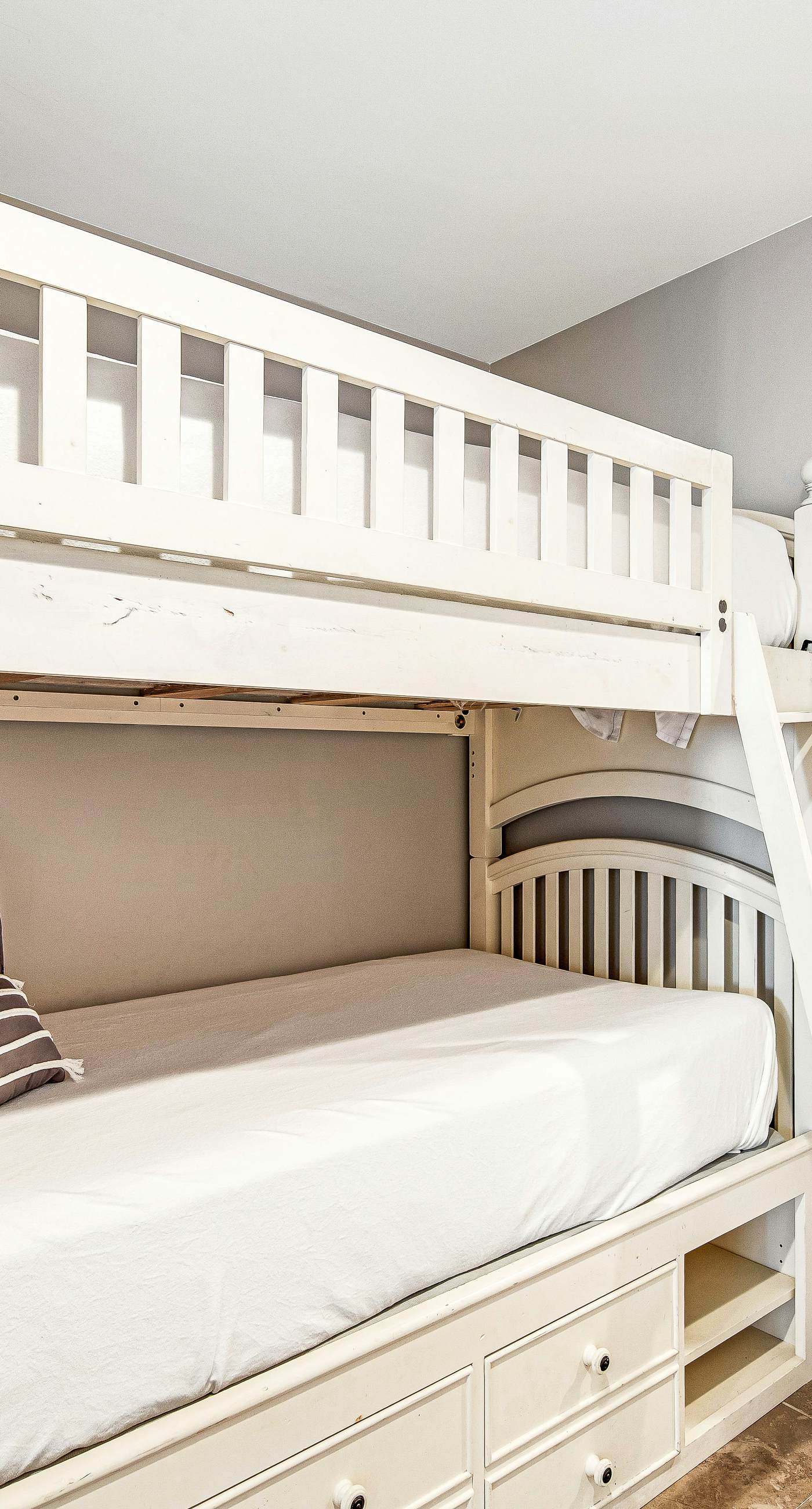 Beautiful beachfront condo with pool, hot tub & gym