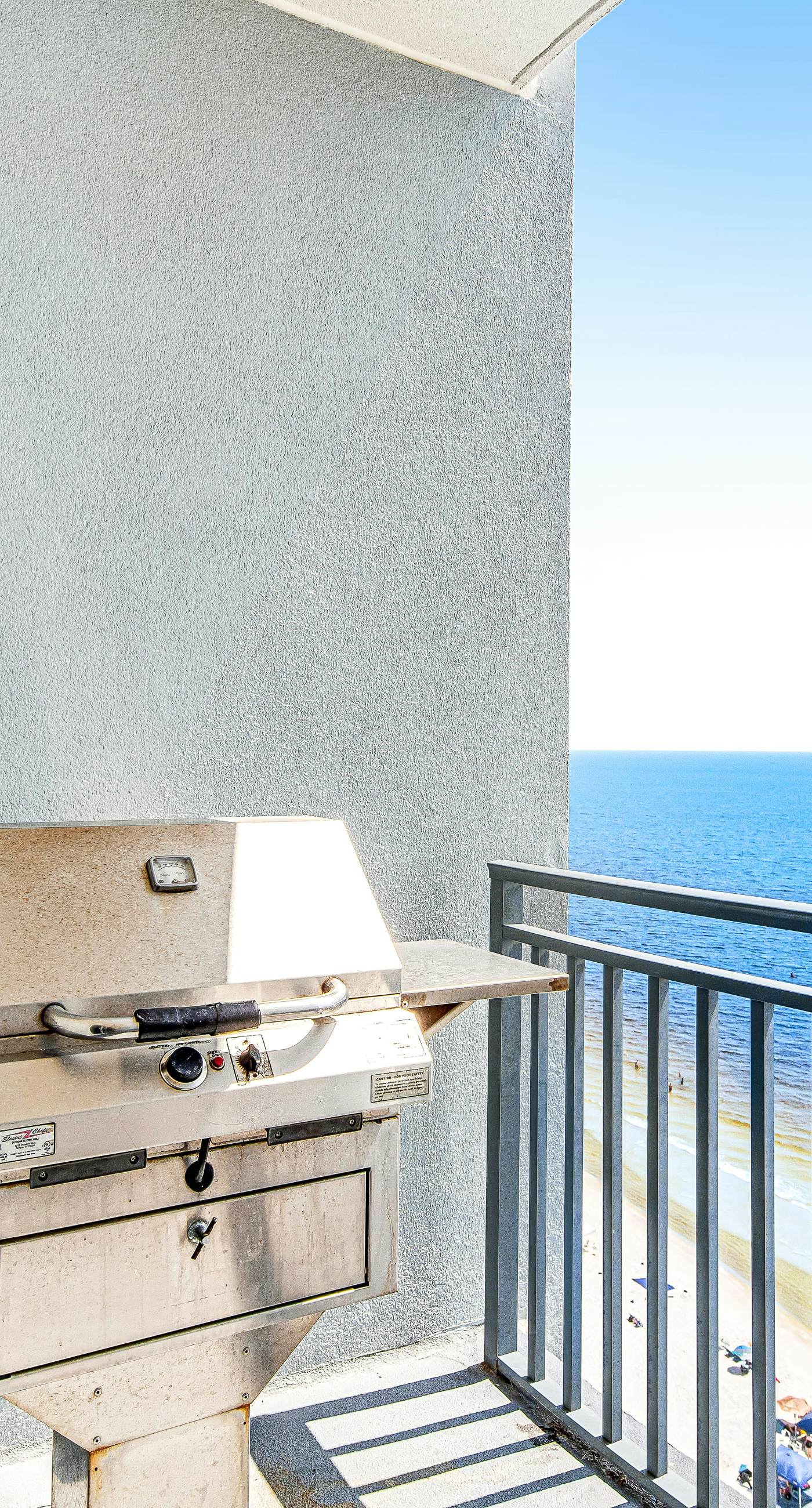 Beautiful beachfront condo with pool, hot tub & gym