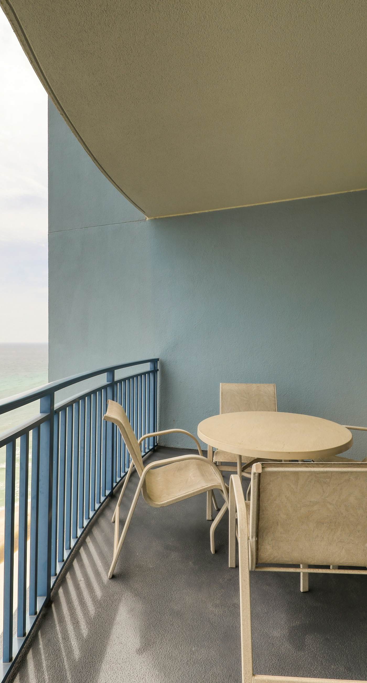 Beautiful beachfront condo with pool, hot tub & gym