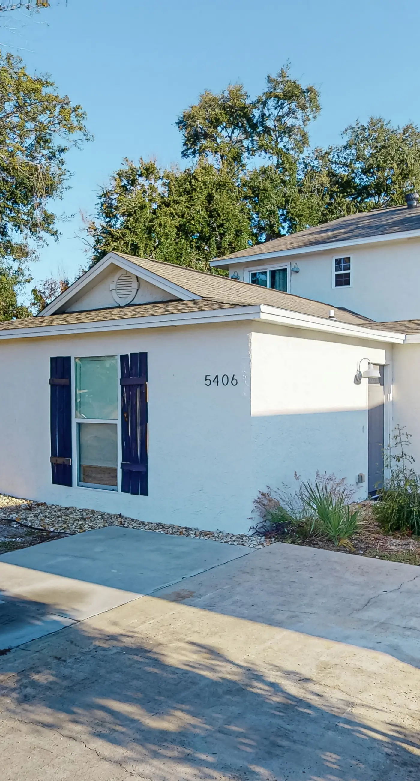 Gorgeous coastal  dog-friendly home with plenty of space and close to everything