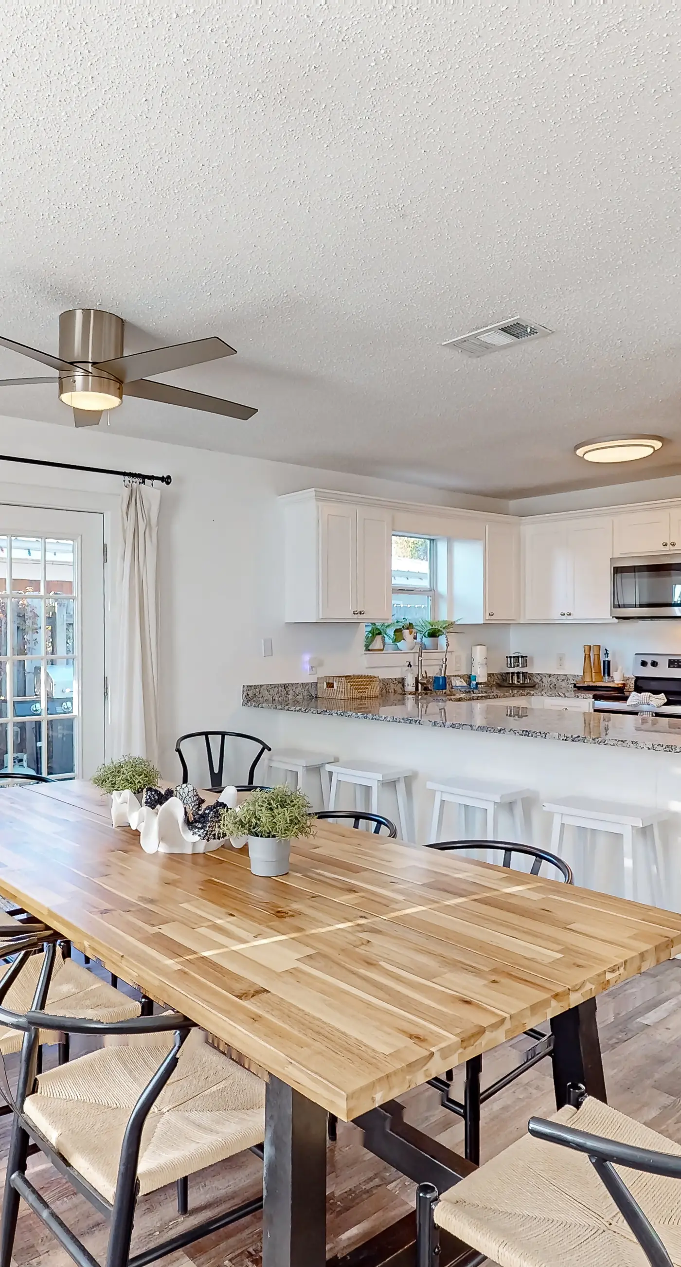 Gorgeous coastal  dog-friendly home with plenty of space and close to everything