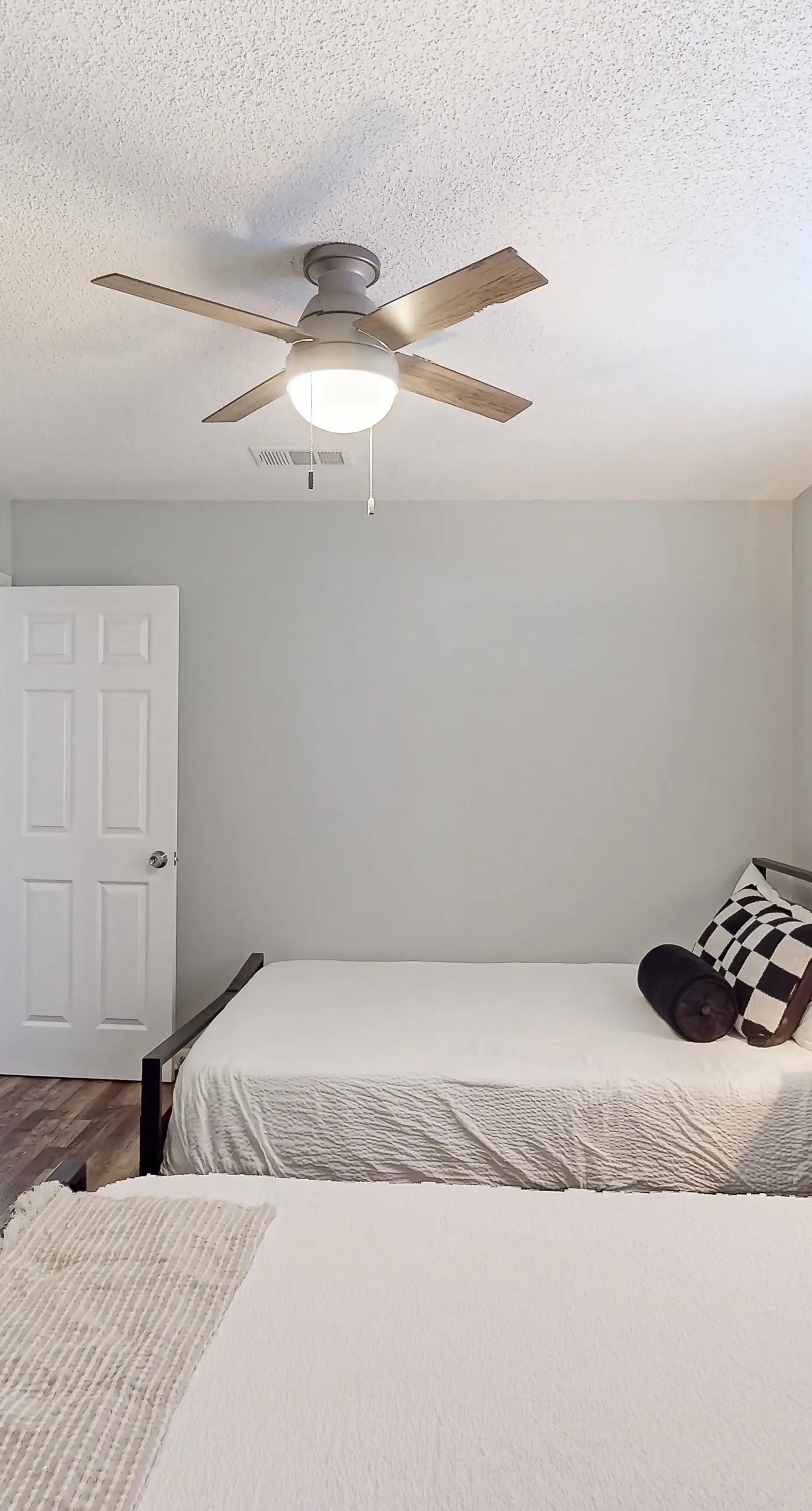 Gorgeous coastal  dog-friendly home with plenty of space and close to everything