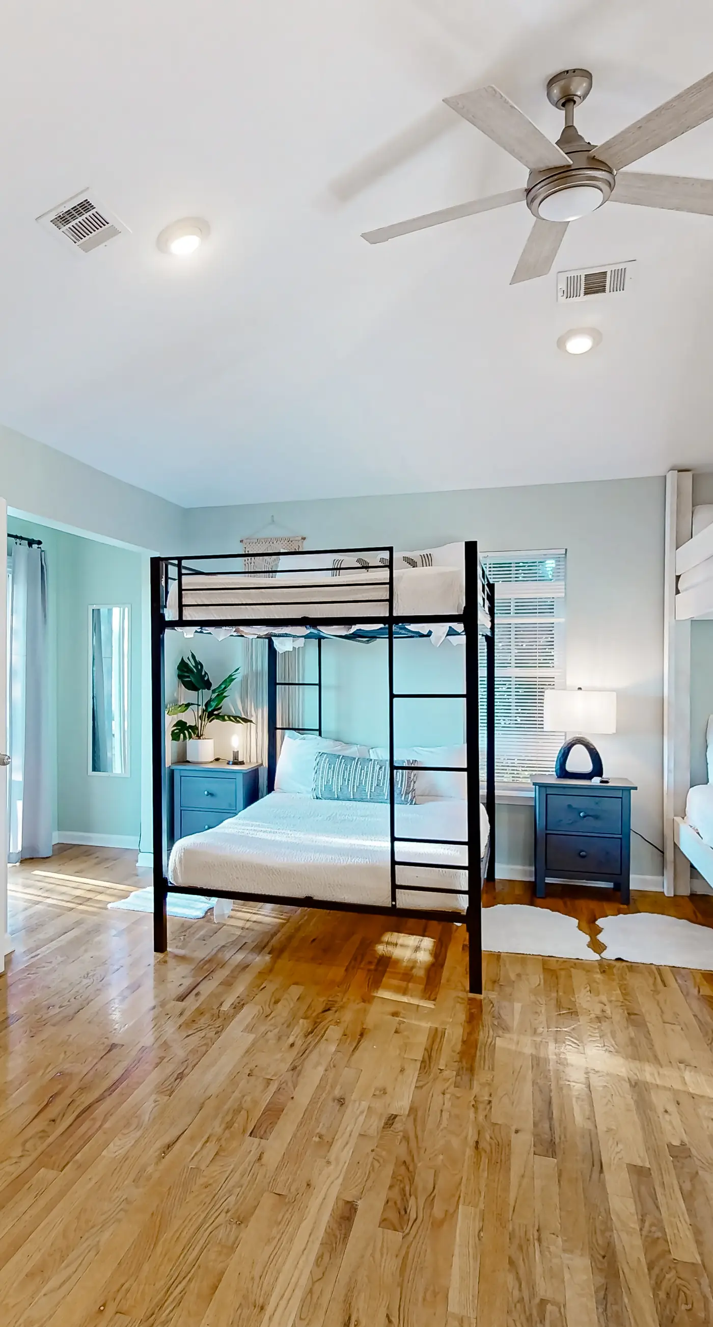 Gorgeous coastal  dog-friendly home with plenty of space and close to everything