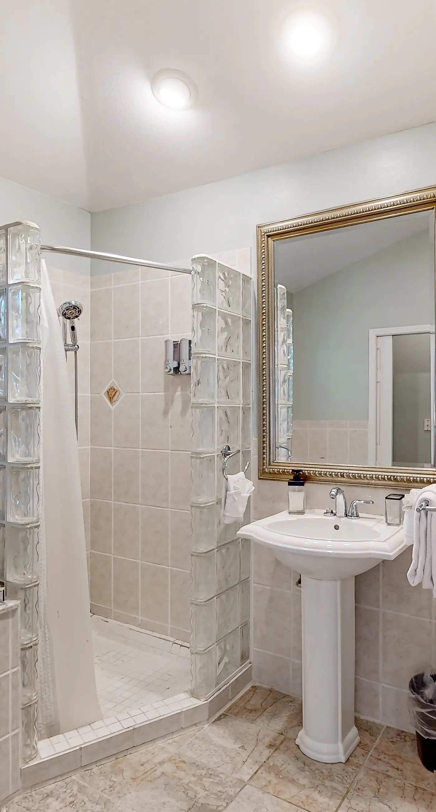 Gorgeous coastal  dog-friendly home with plenty of space and close to everything