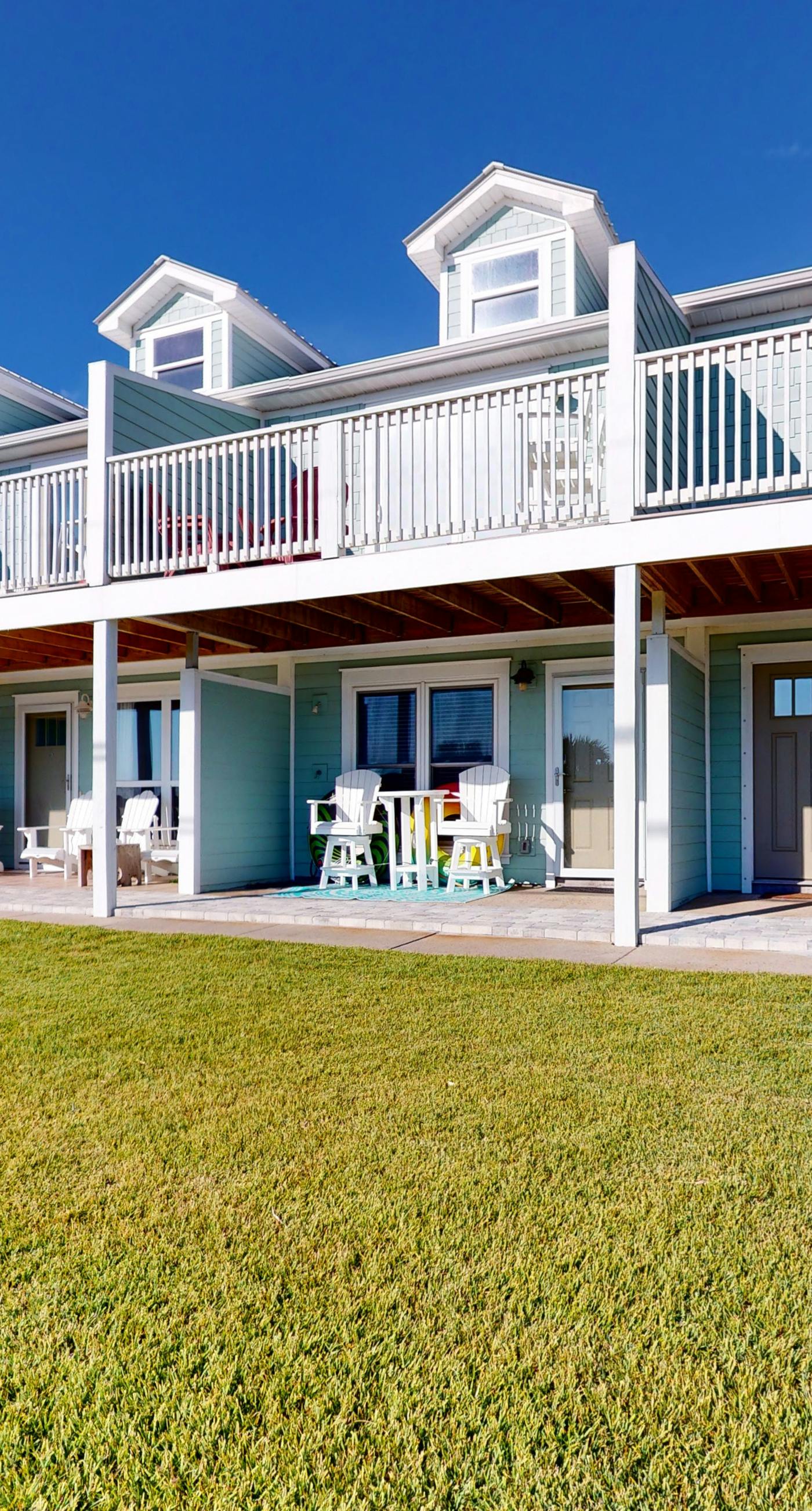 Lovely Townhouse Steps From Beach w/Free WiFi, Breathtaking Views, & Central AC