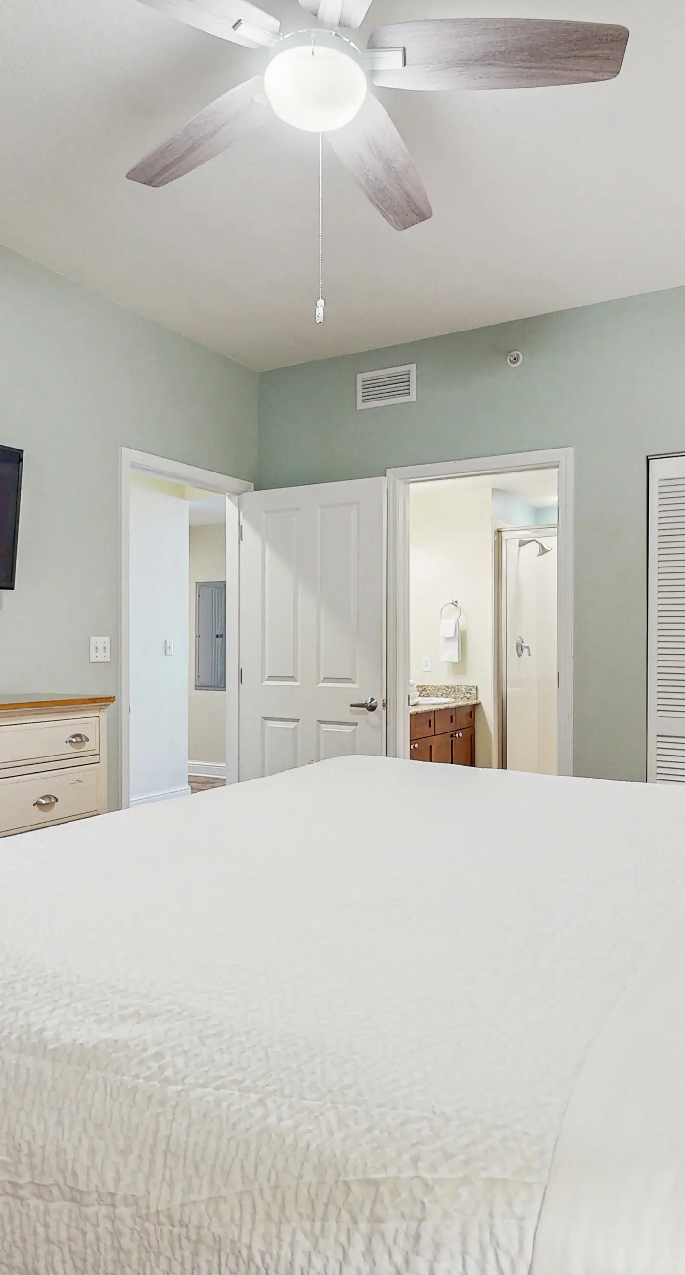 Updated, beachfront condo with pool, hot tub & gym