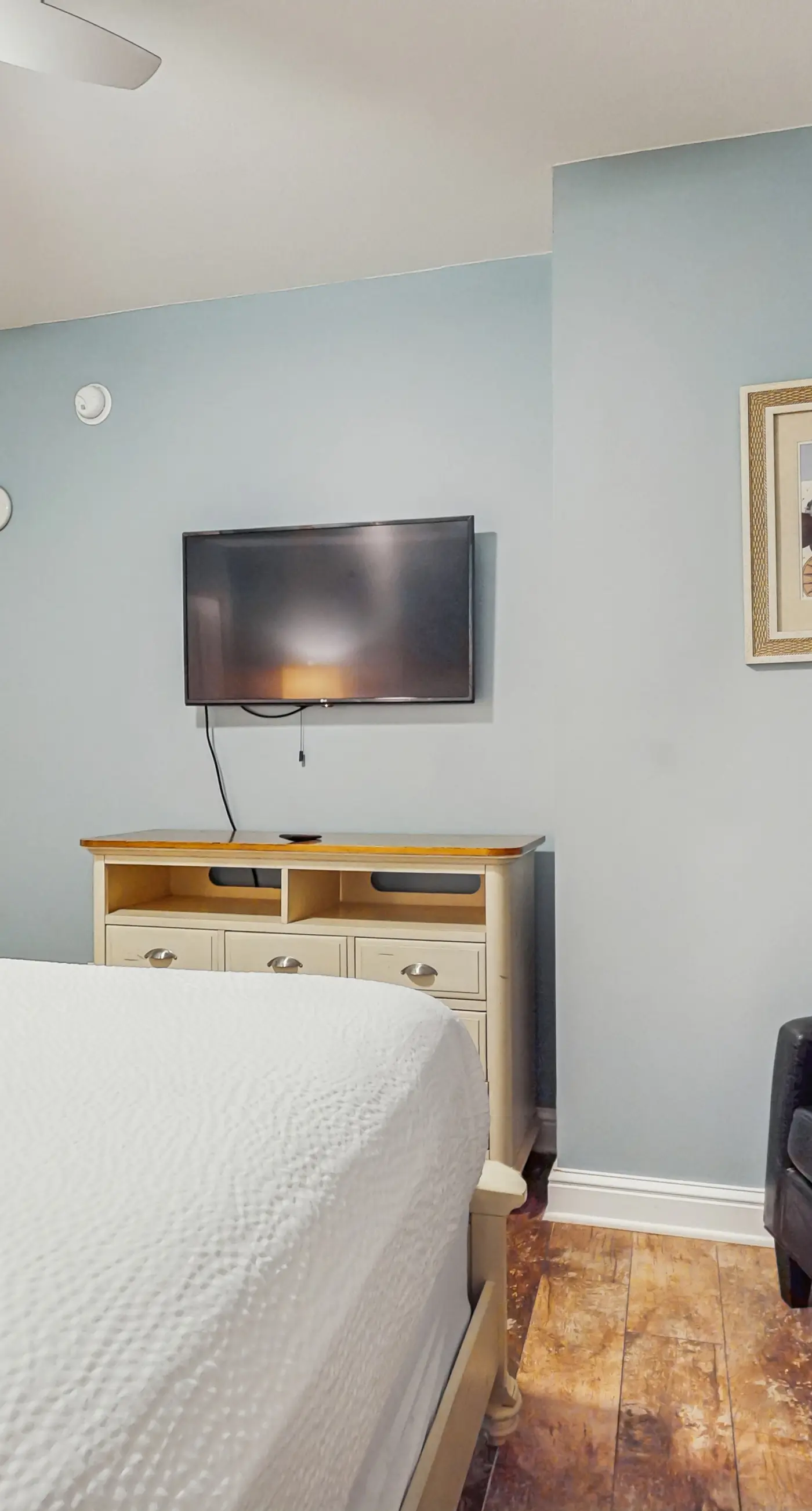 Updated, beachfront condo with pool, hot tub & gym