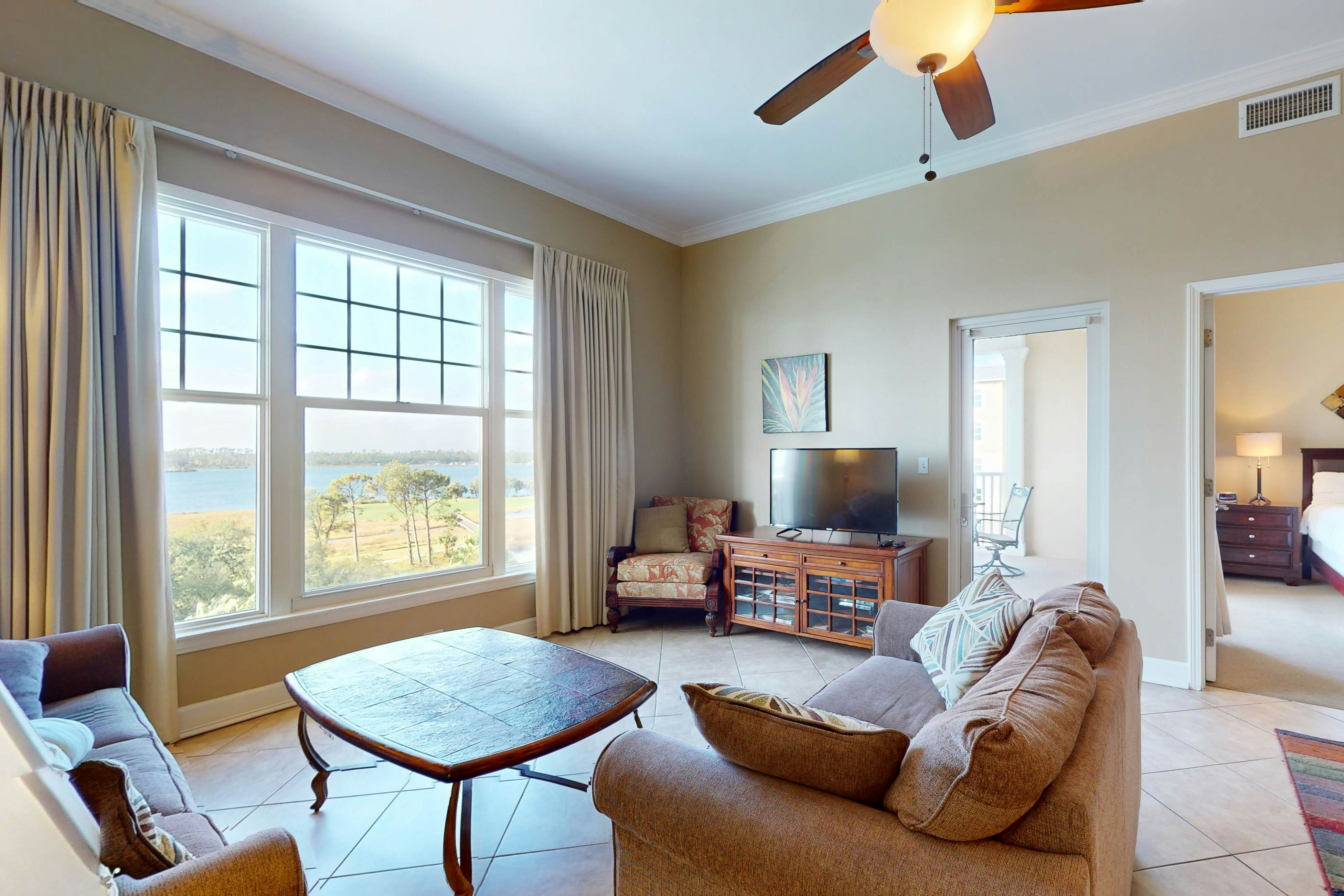 Bayfront condo w/ amazing views, shared hot tub & community pool