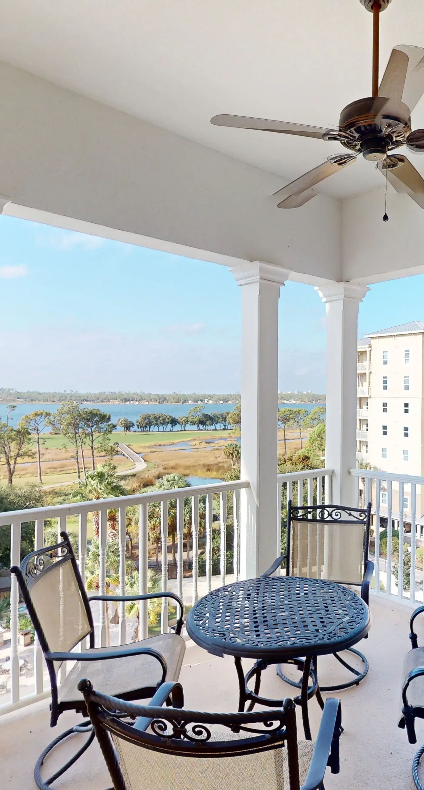 Bayfront condo w/ amazing views, shared hot tub & community pool