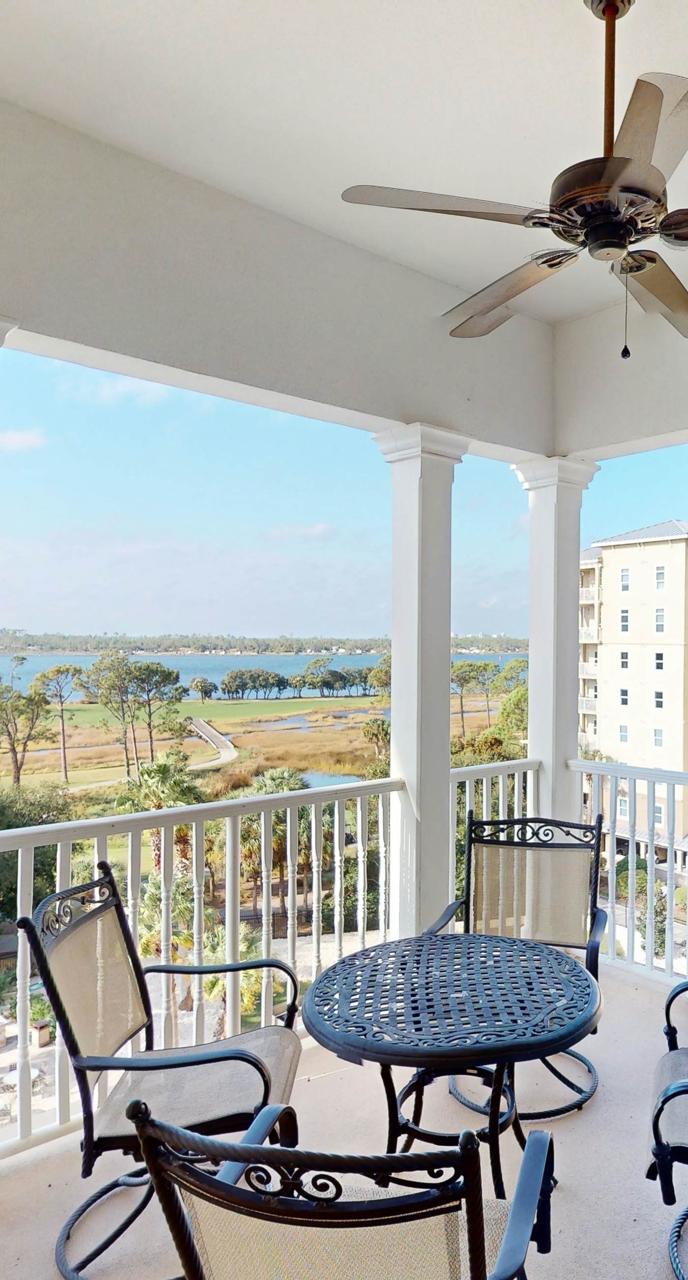 Bayfront condo w/ amazing views, shared hot tub & community pool