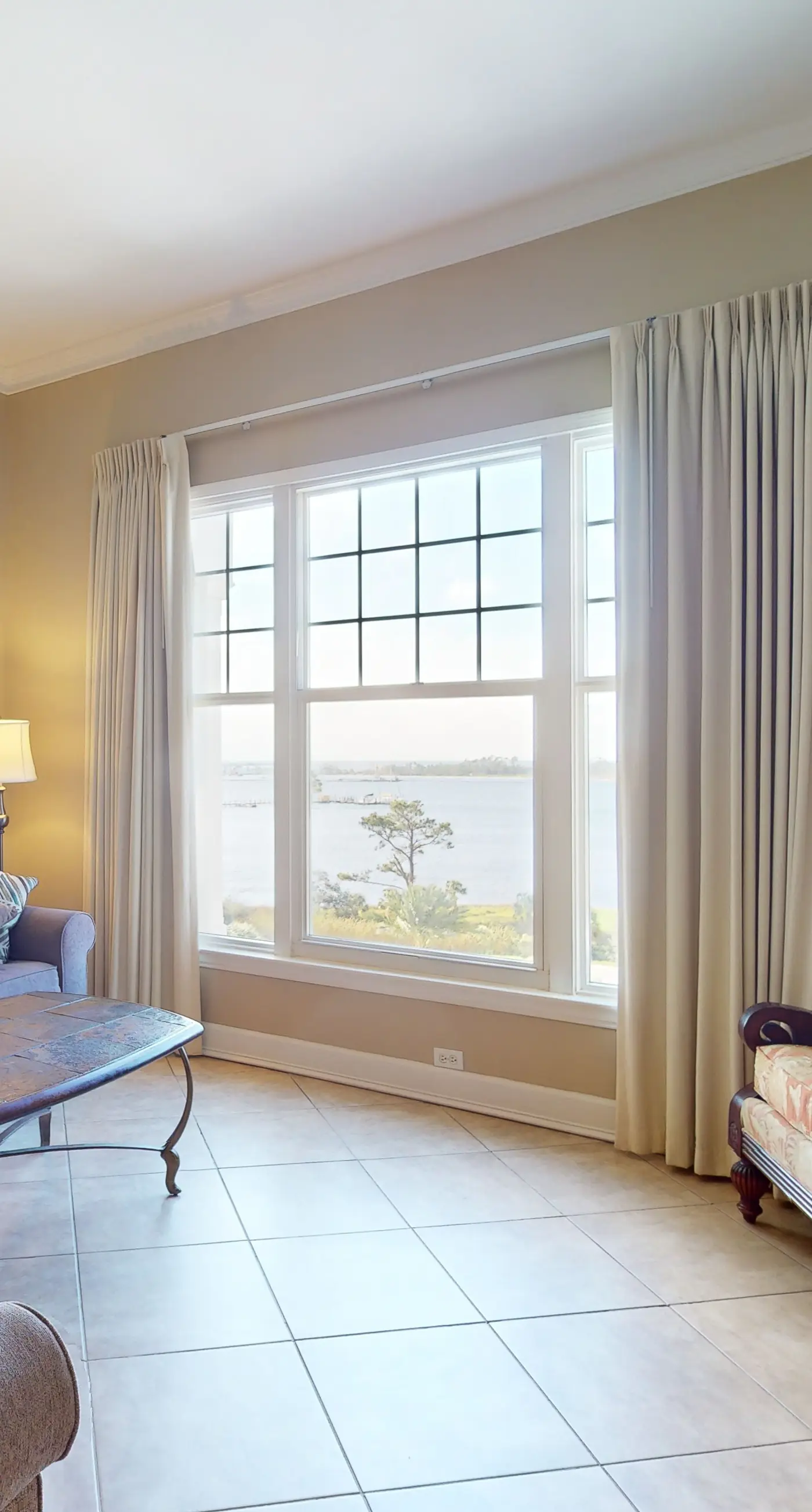 Bayfront condo w/ amazing views, shared hot tub & community pool