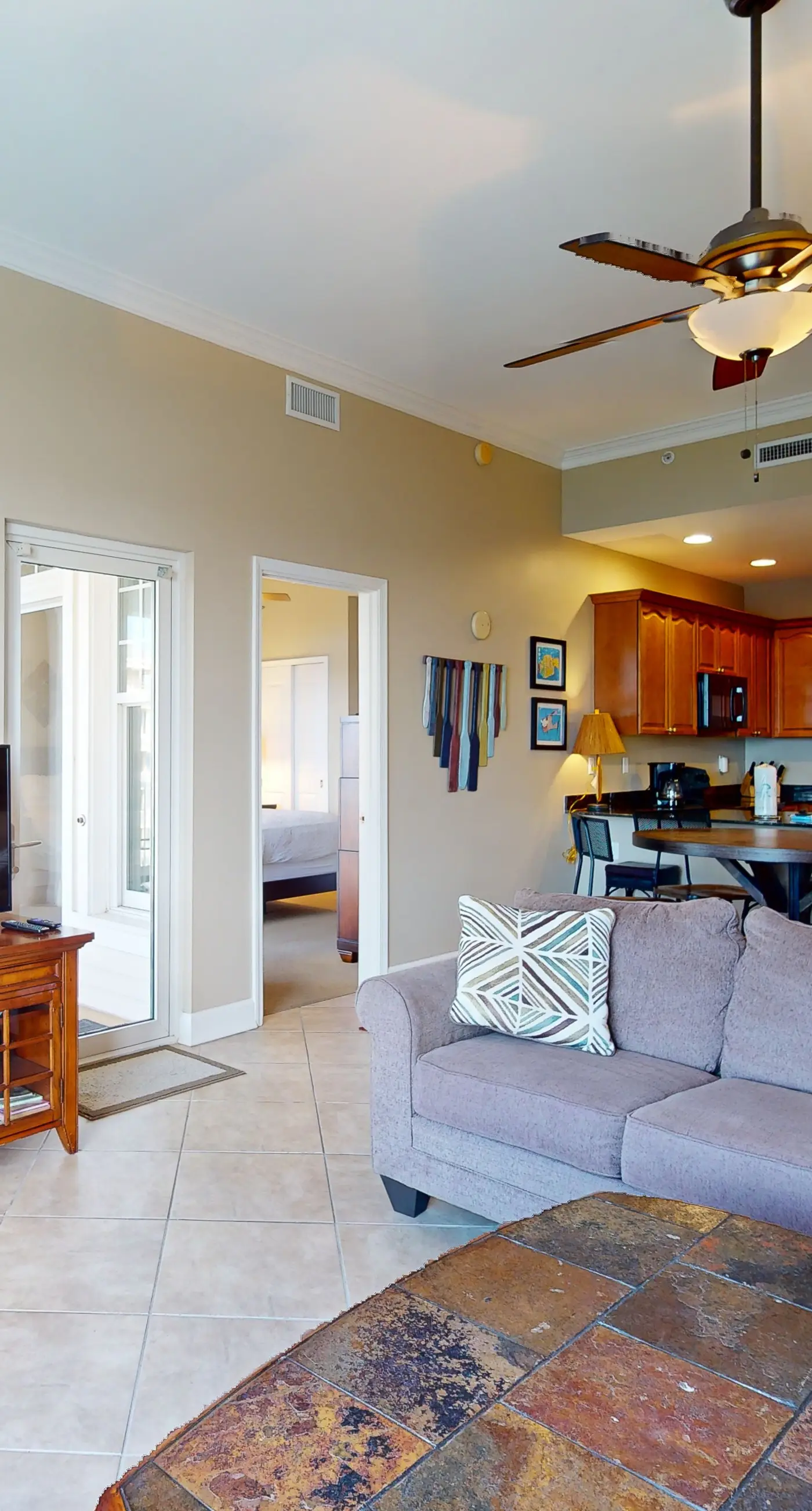 Bayfront condo w/ amazing views, shared hot tub & community pool