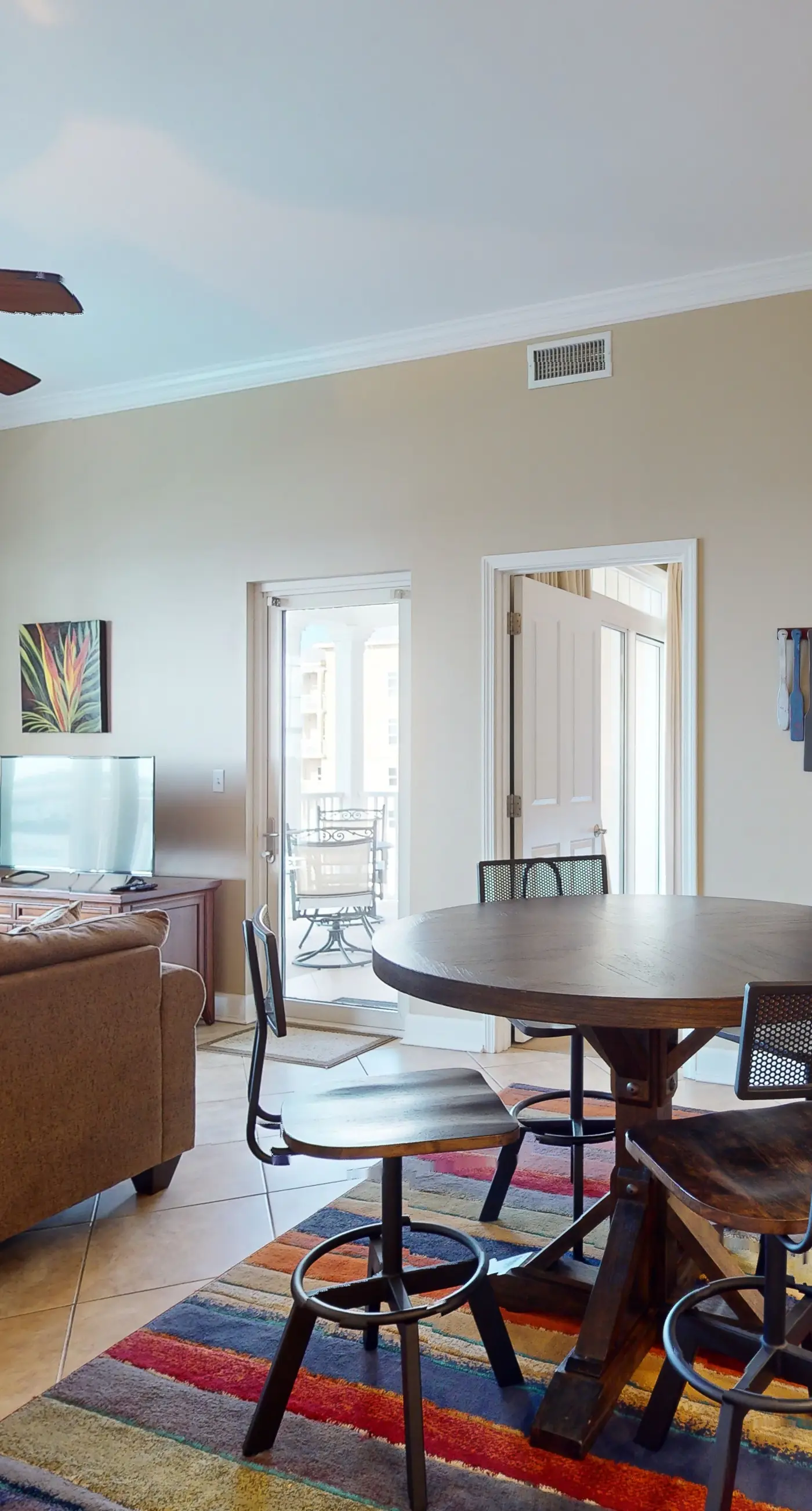 Bayfront condo w/ amazing views, shared hot tub & community pool
