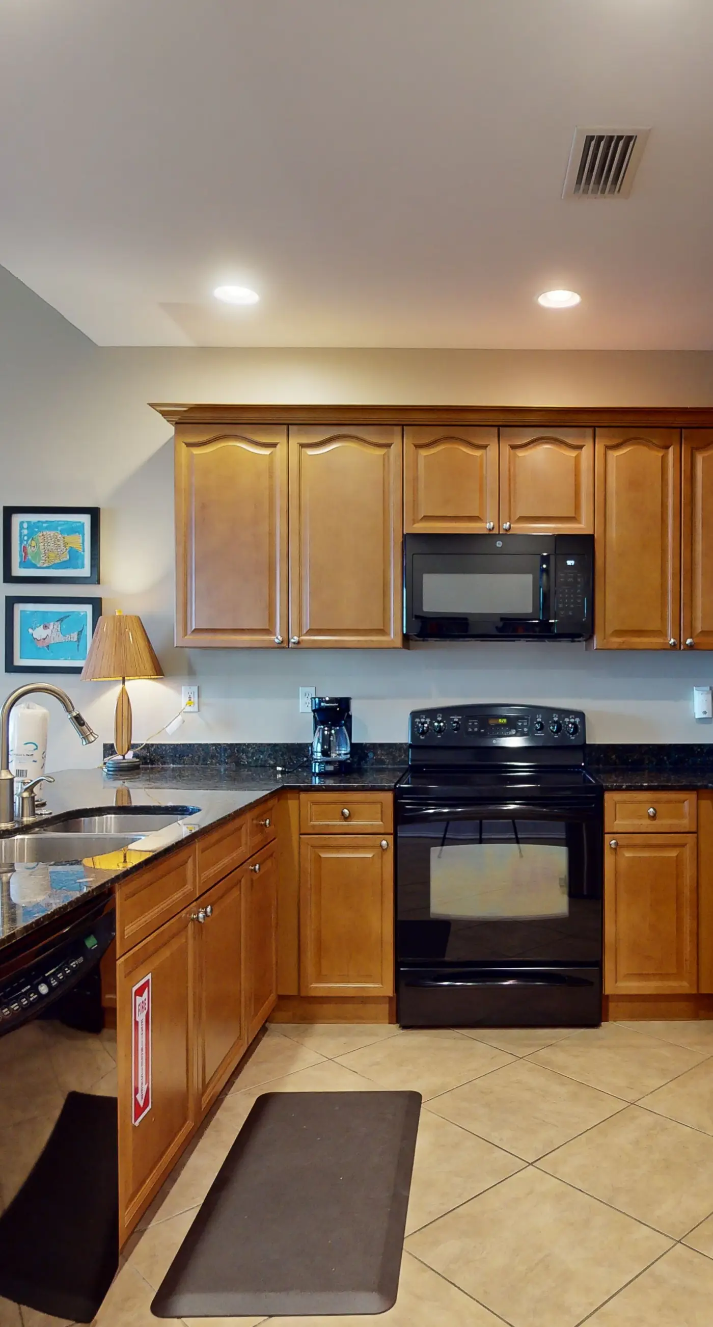 Bayfront condo w/ amazing views, shared hot tub & community pool