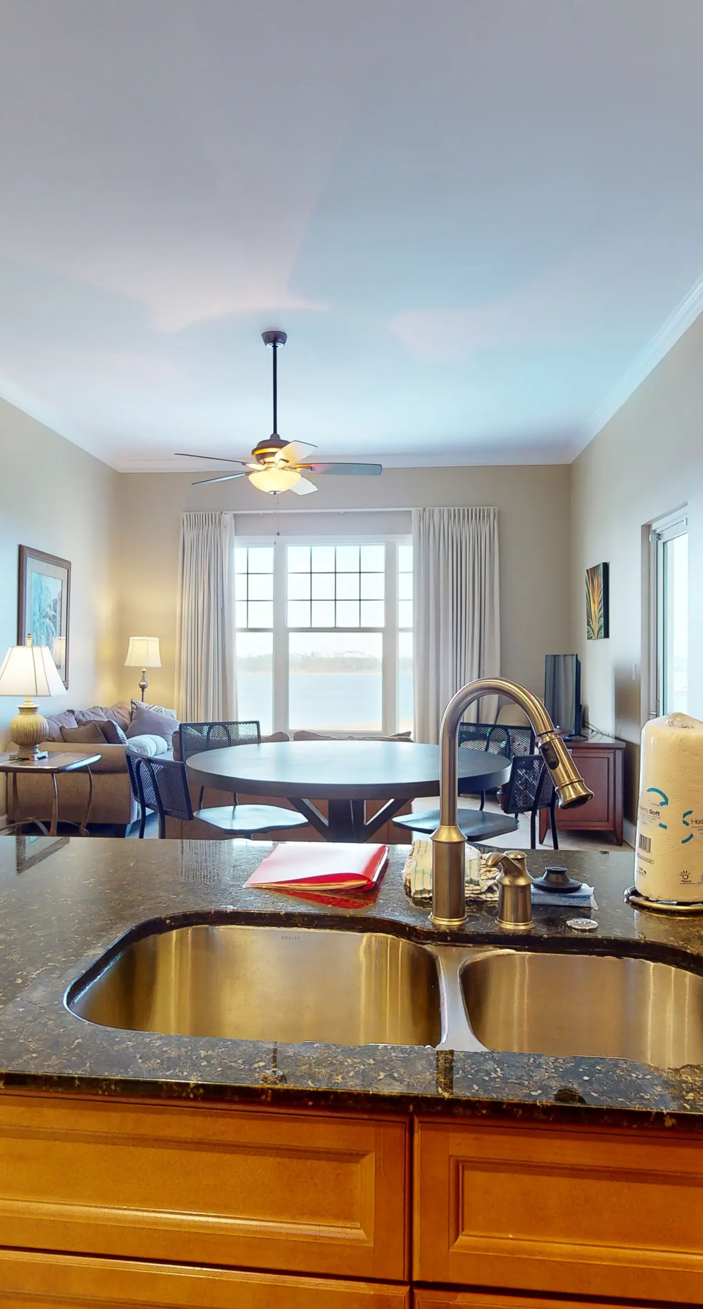 Bayfront condo w/ amazing views, shared hot tub & community pool