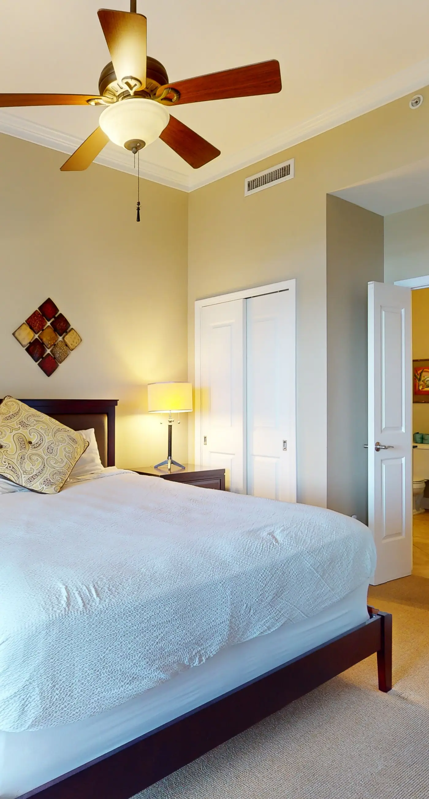 Bayfront condo w/ amazing views, shared hot tub & community pool