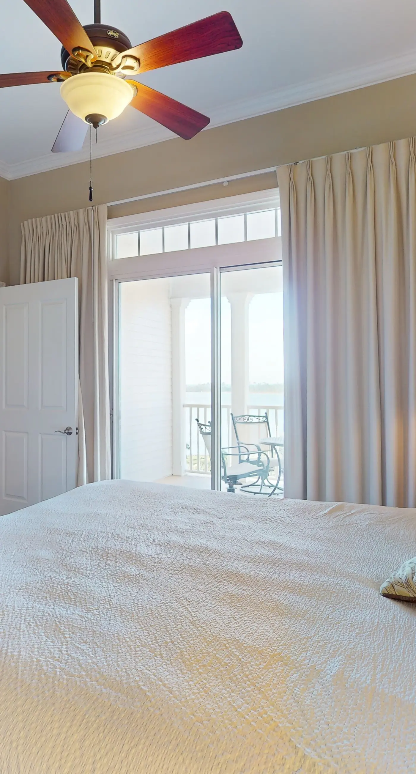 Bayfront condo w/ amazing views, shared hot tub & community pool