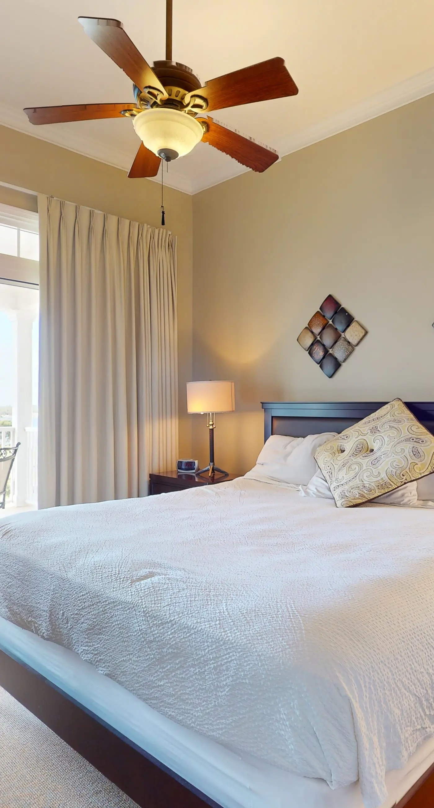 Bayfront condo w/ amazing views, shared hot tub & community pool