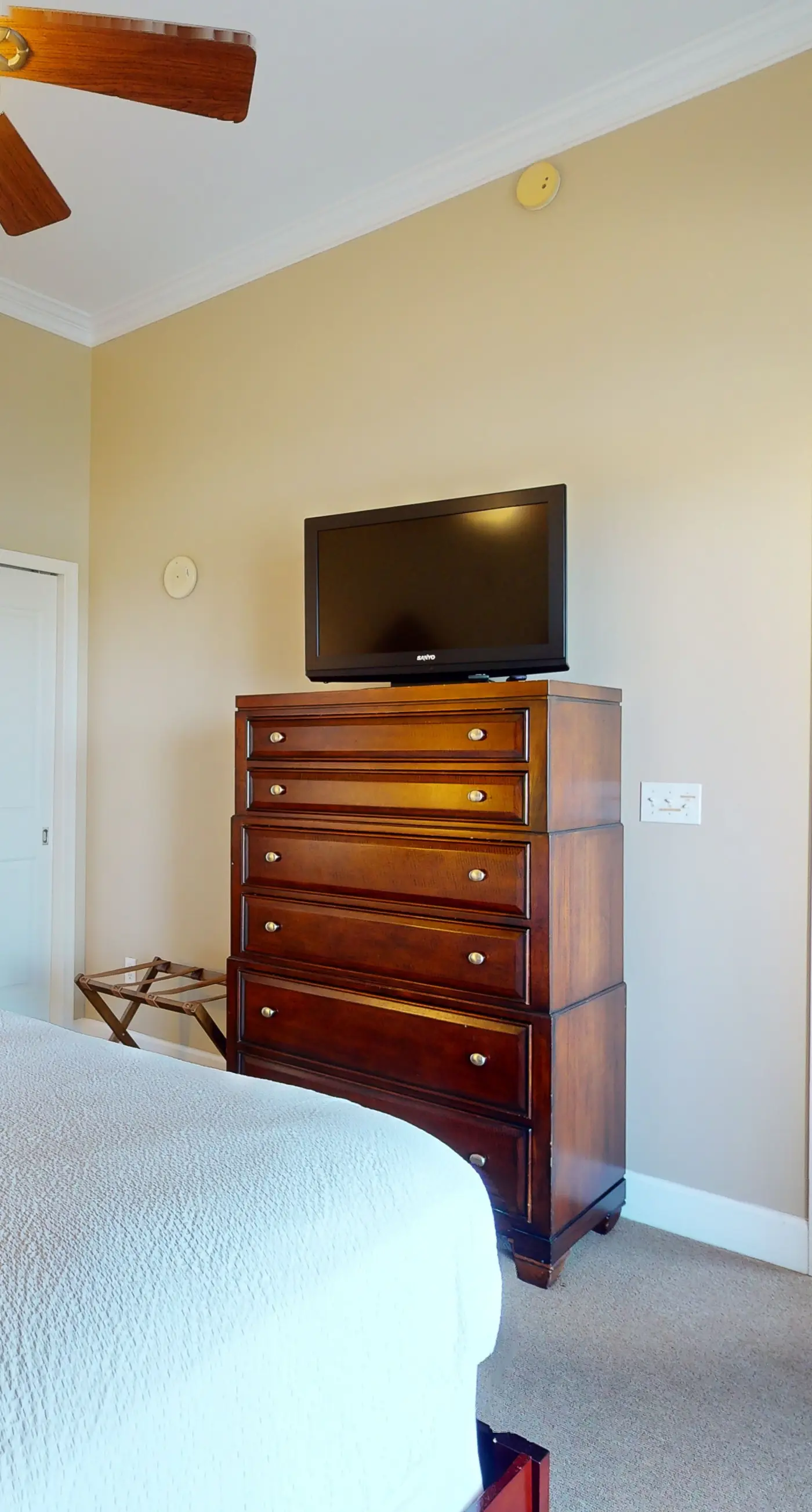 Bayfront condo w/ amazing views, shared hot tub & community pool