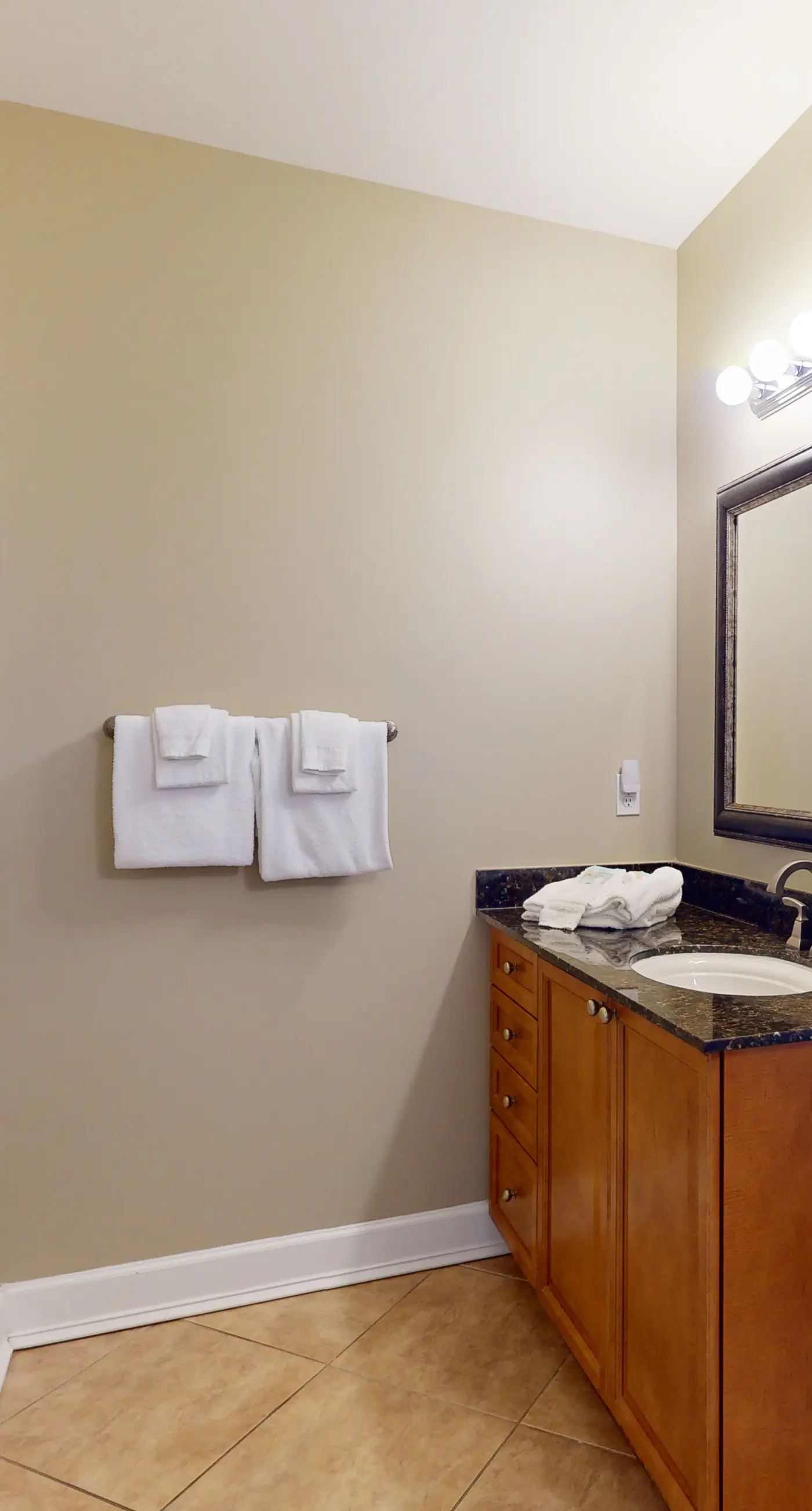 Bayfront condo w/ amazing views, shared hot tub & community pool