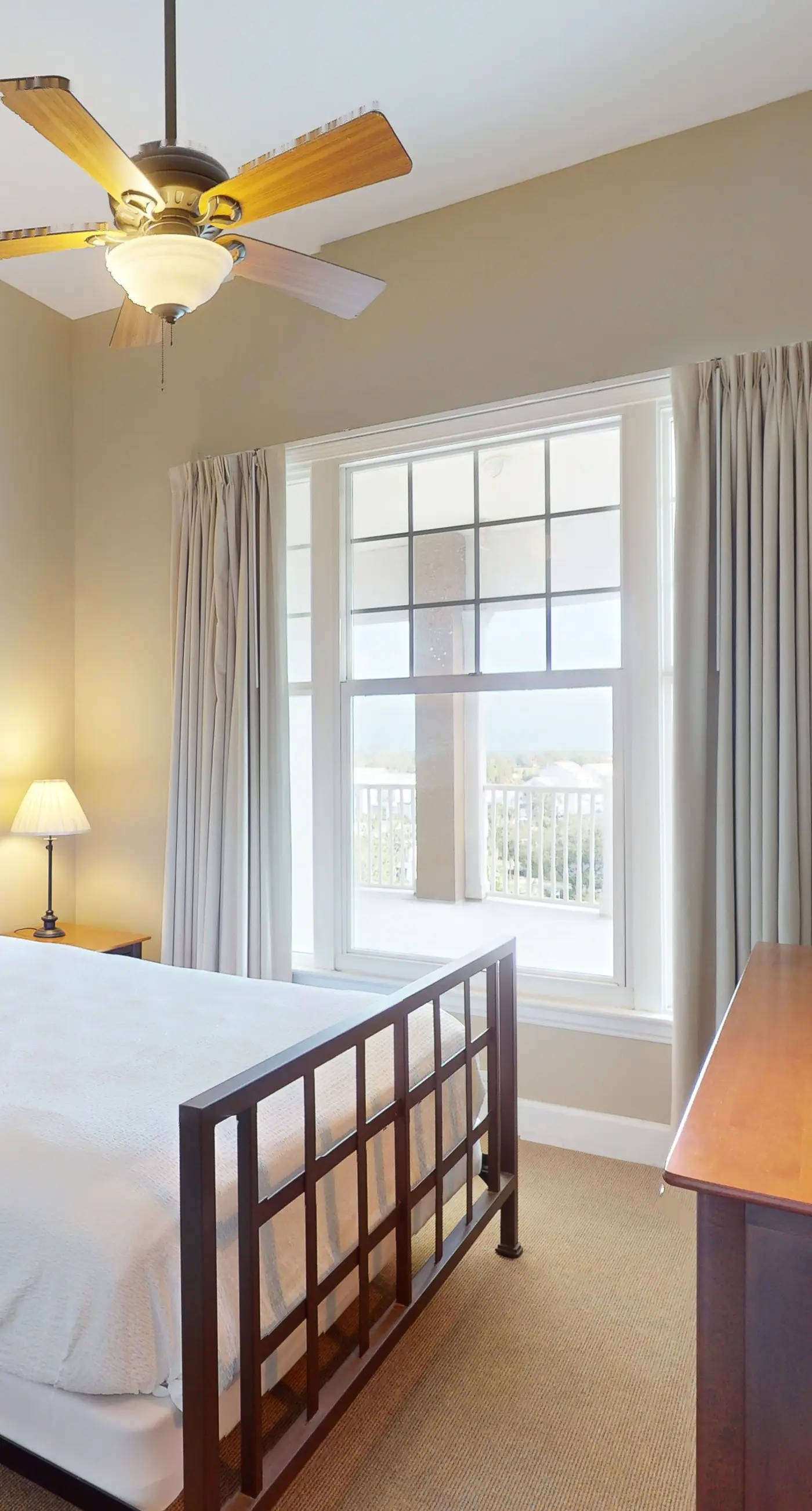 Bayfront condo w/ amazing views, shared hot tub & community pool