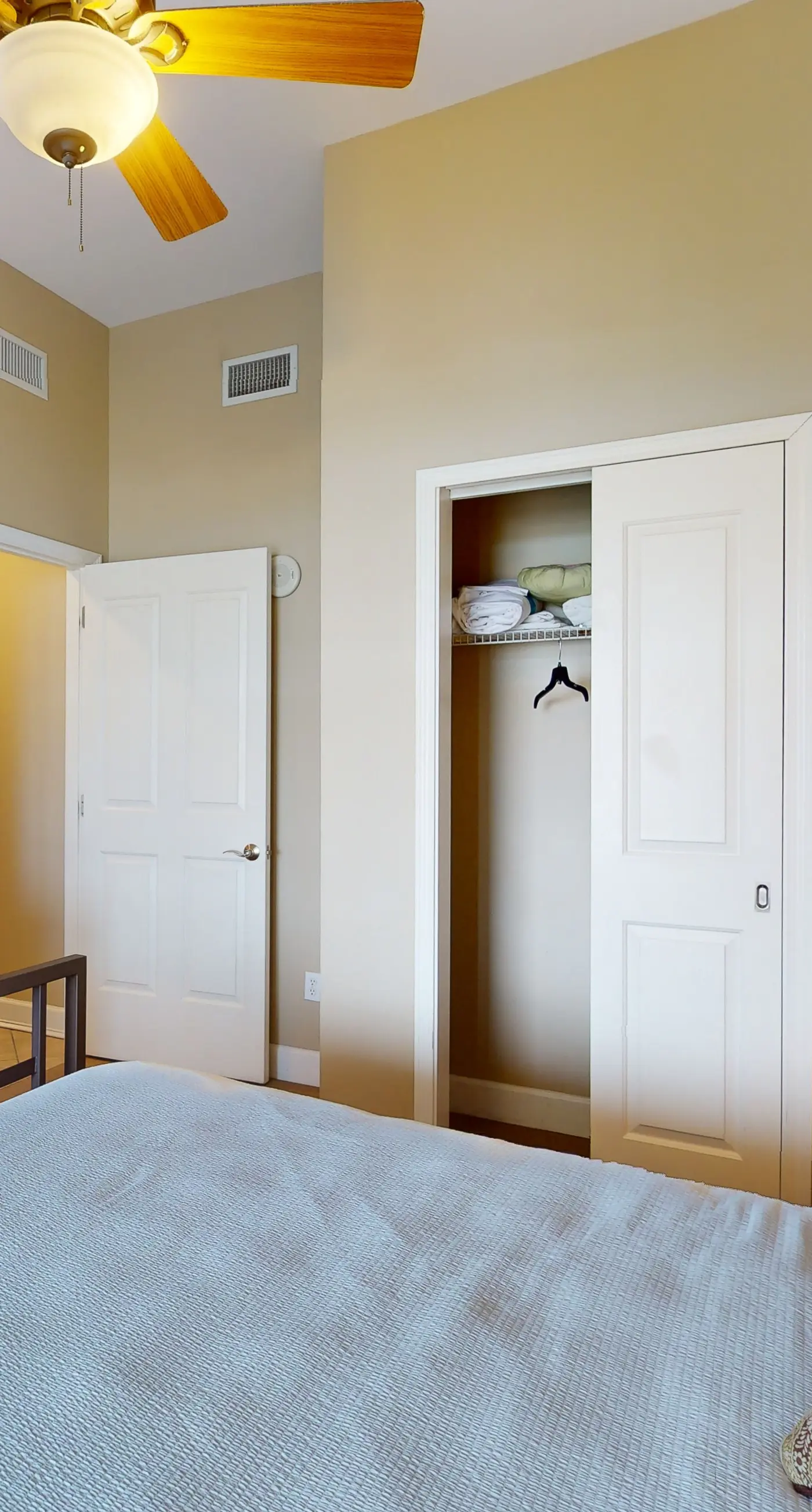 Bayfront condo w/ amazing views, shared hot tub & community pool