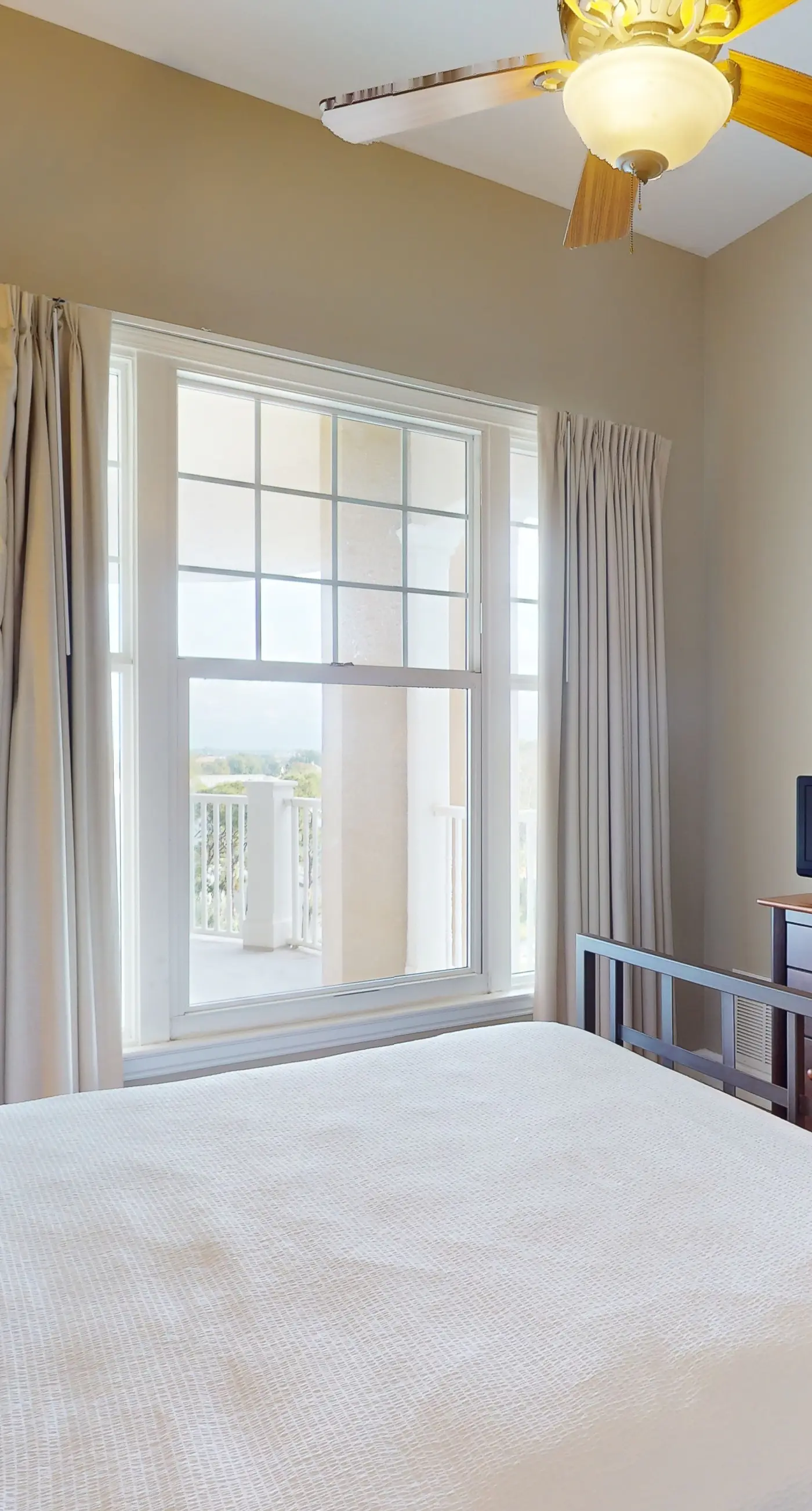 Bayfront condo w/ amazing views, shared hot tub & community pool