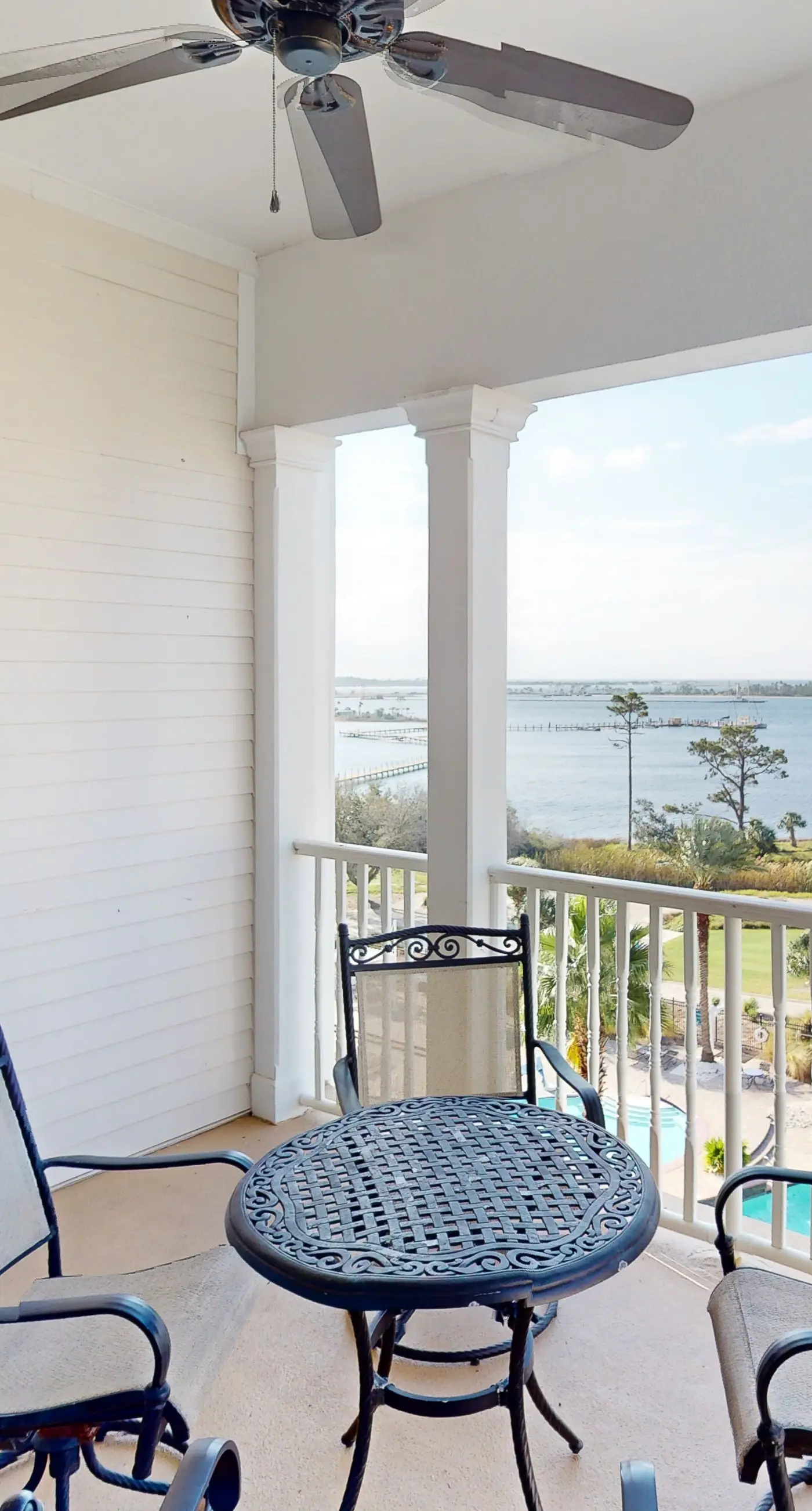 Bayfront condo w/ amazing views, shared hot tub & community pool