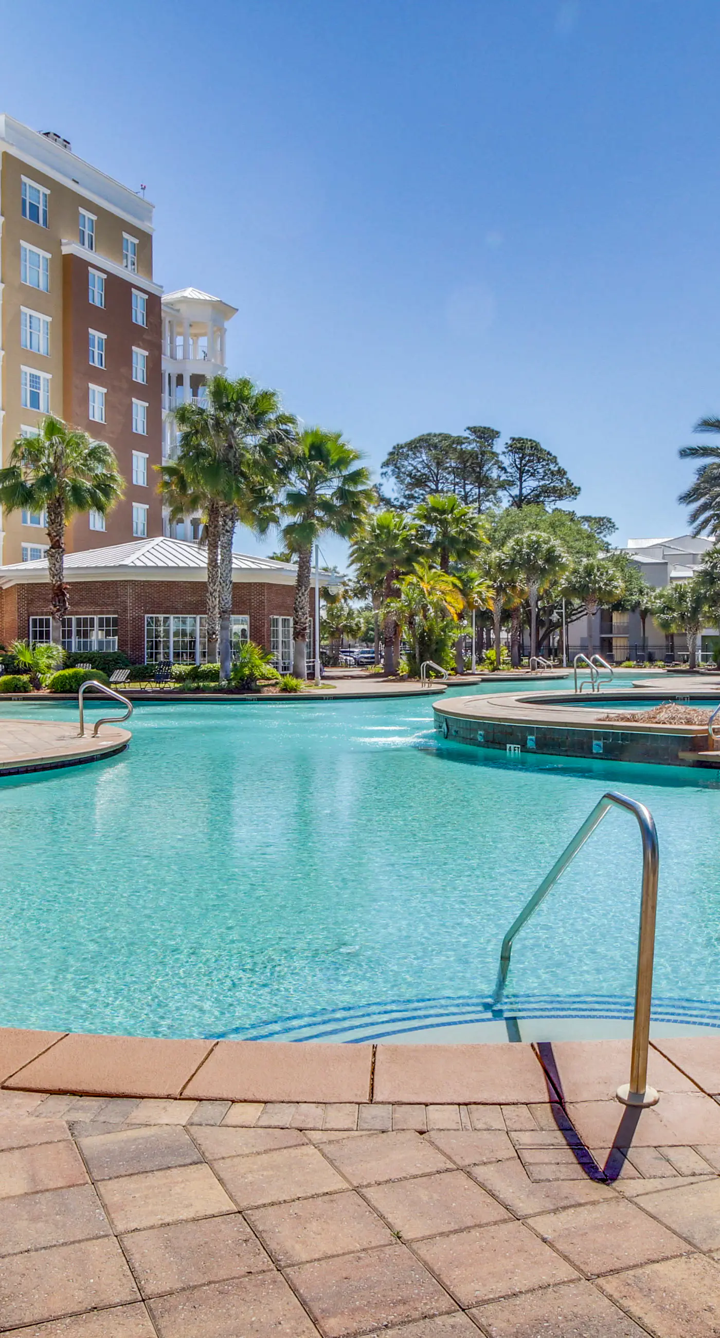 Bayfront condo w/ amazing views, shared hot tub & community pool