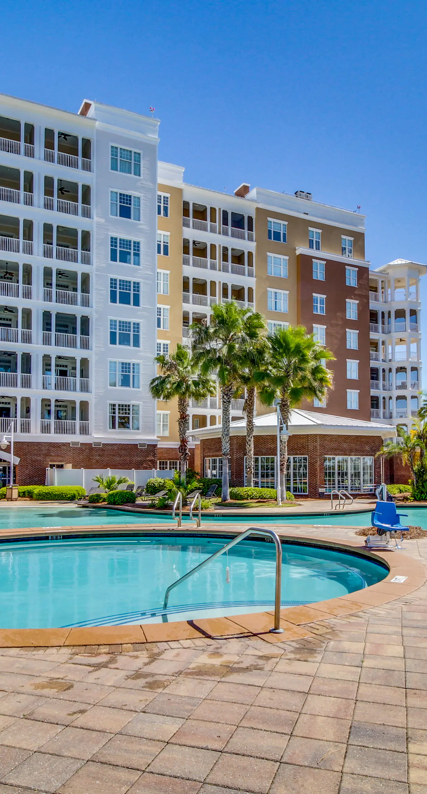 Bayfront condo w/ amazing views, shared hot tub & community pool