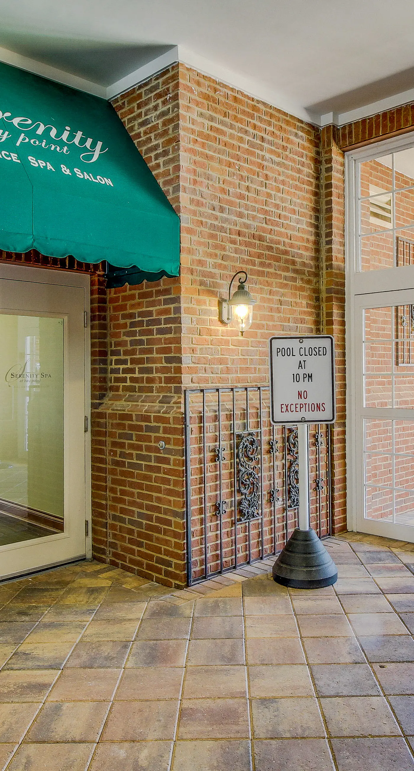 Bayfront condo w/ amazing views, shared hot tub & community pool