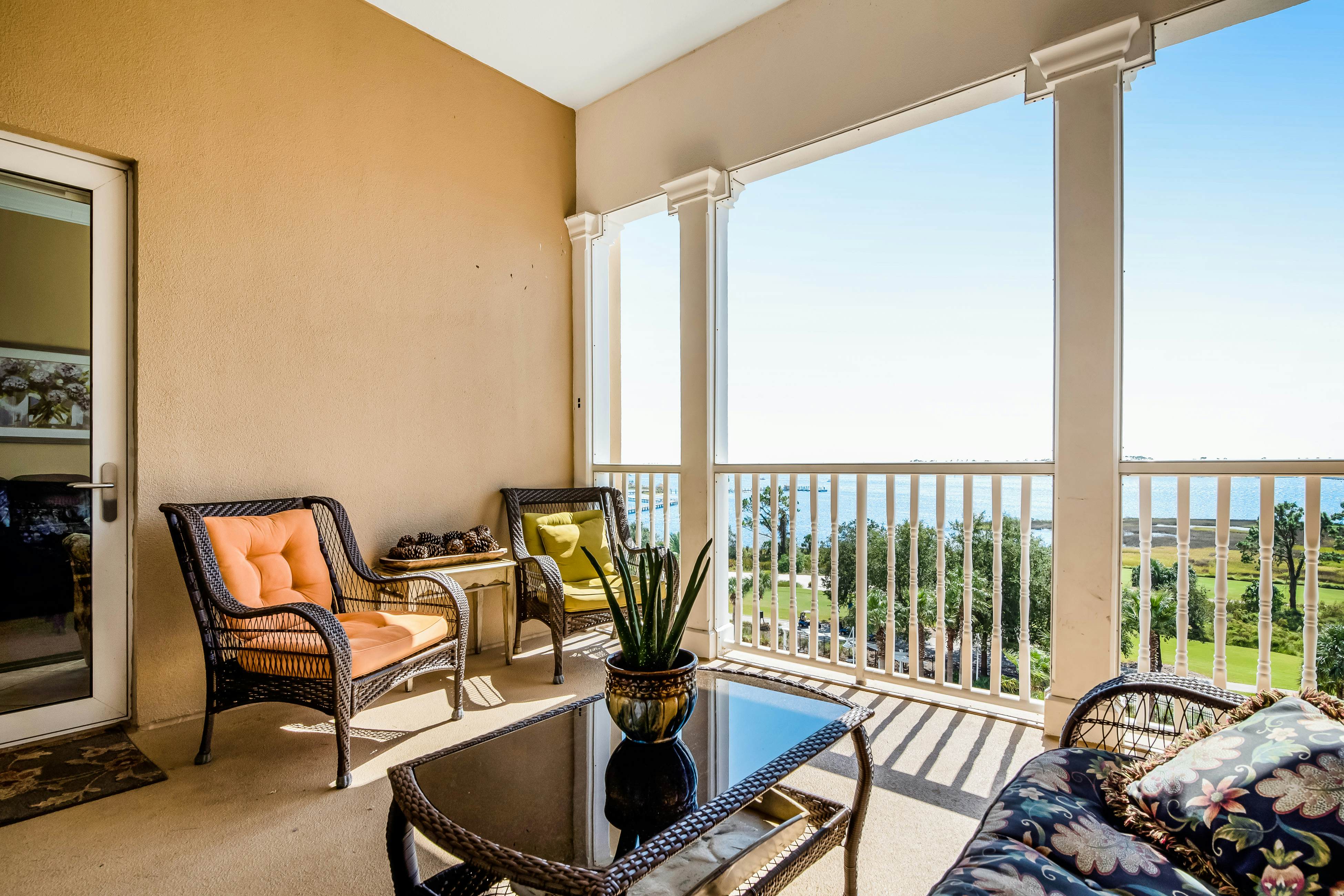 Bay-facing condo w/ majestic view & shared lagoon-style pool/hot tub