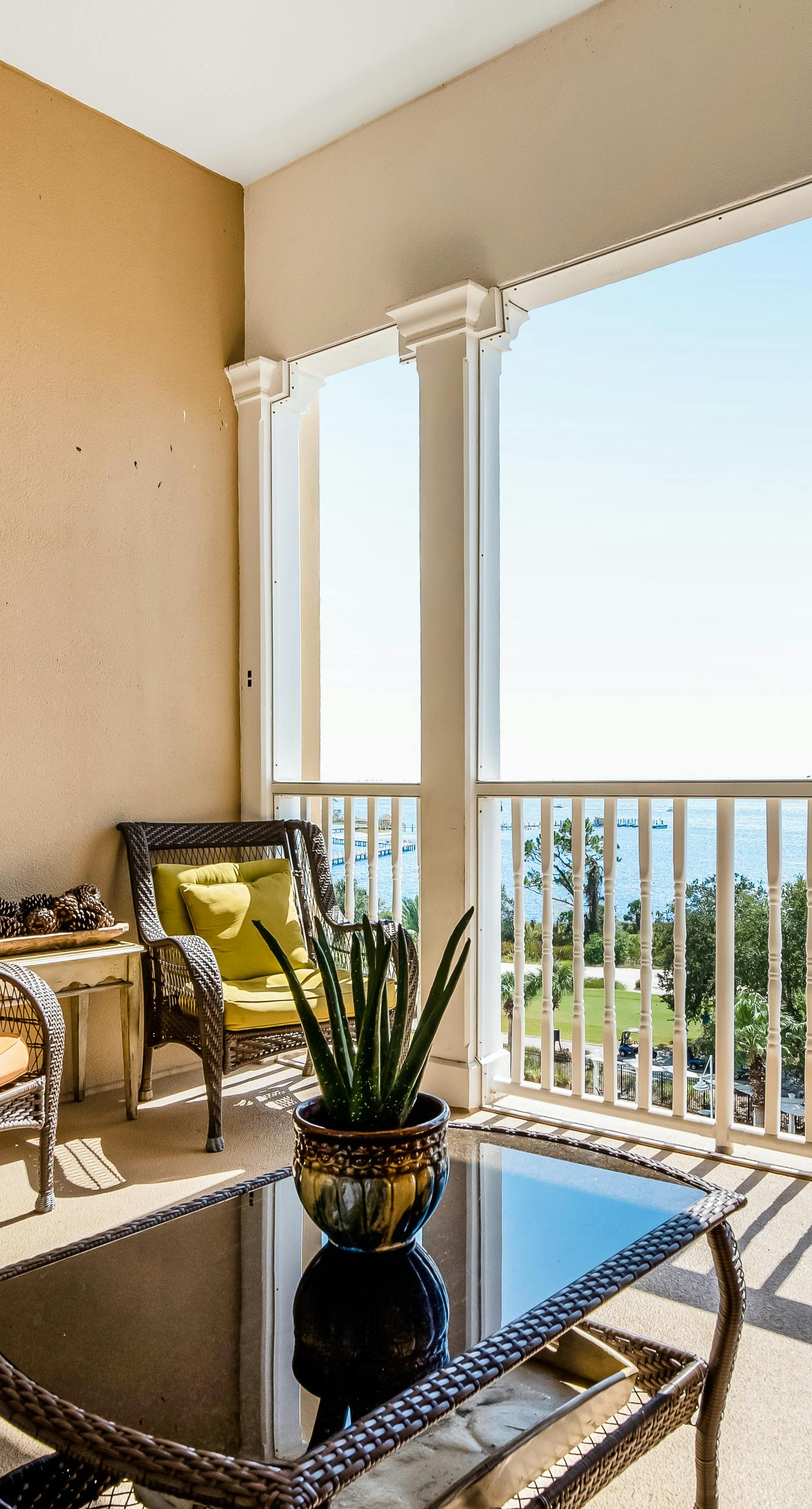 Bay-facing condo w/ majestic view & shared lagoon-style pool/hot tub