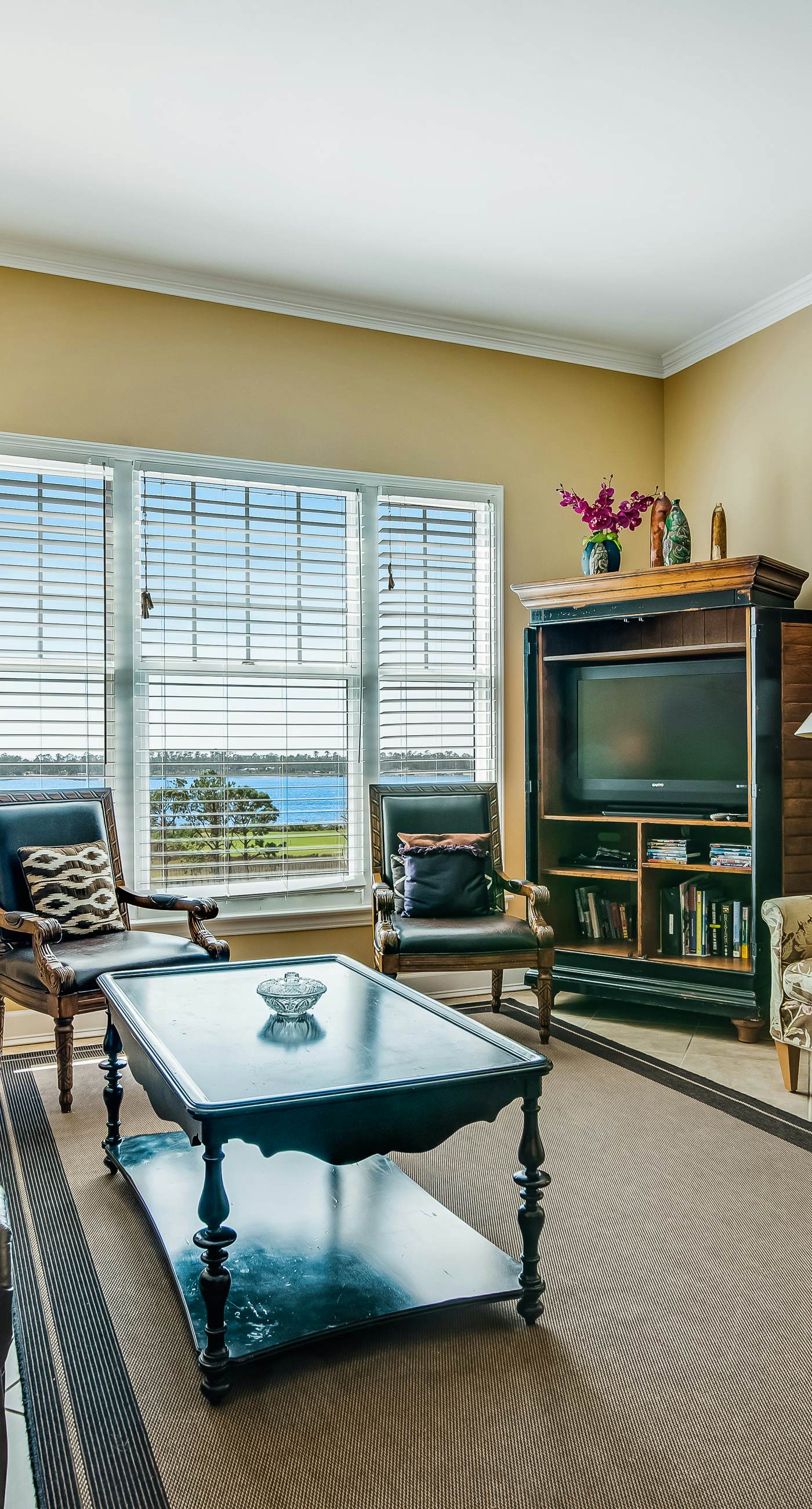 Bay-facing condo w/ majestic view & shared lagoon-style pool/hot tub