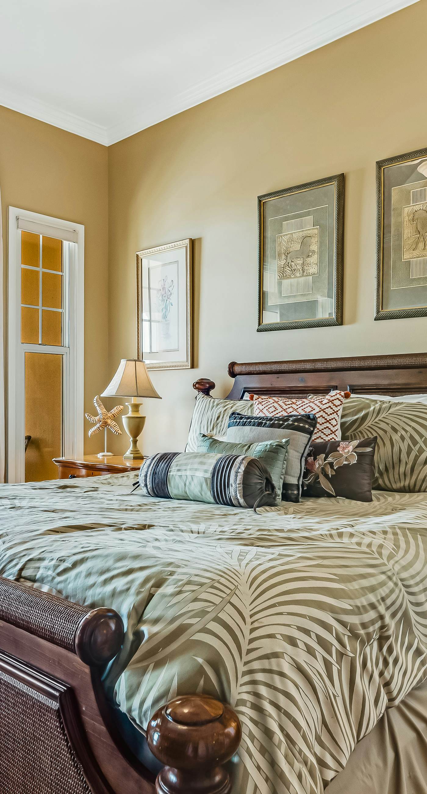 Bay-facing condo w/ majestic view & shared lagoon-style pool/hot tub