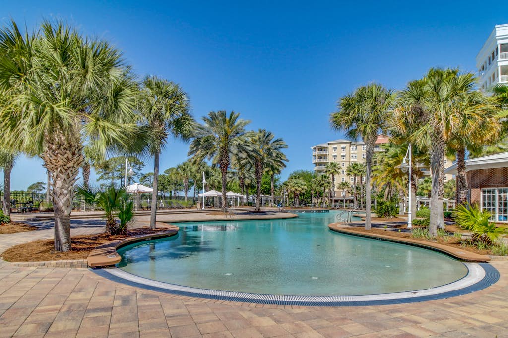 Bay-facing condo w/ majestic view & shared lagoon-style pool/hot tub