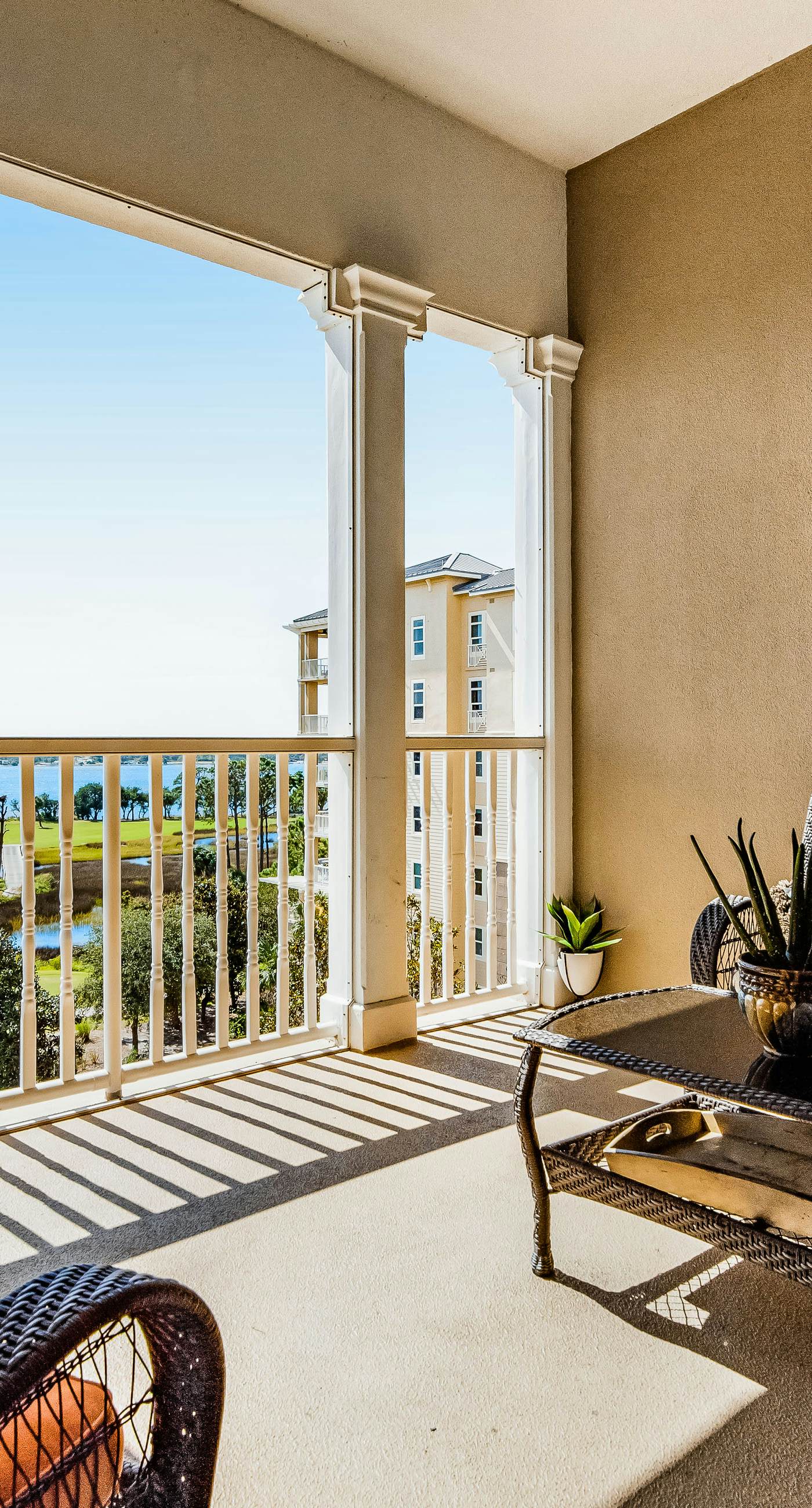 Bay-facing condo w/ majestic view & shared lagoon-style pool/hot tub