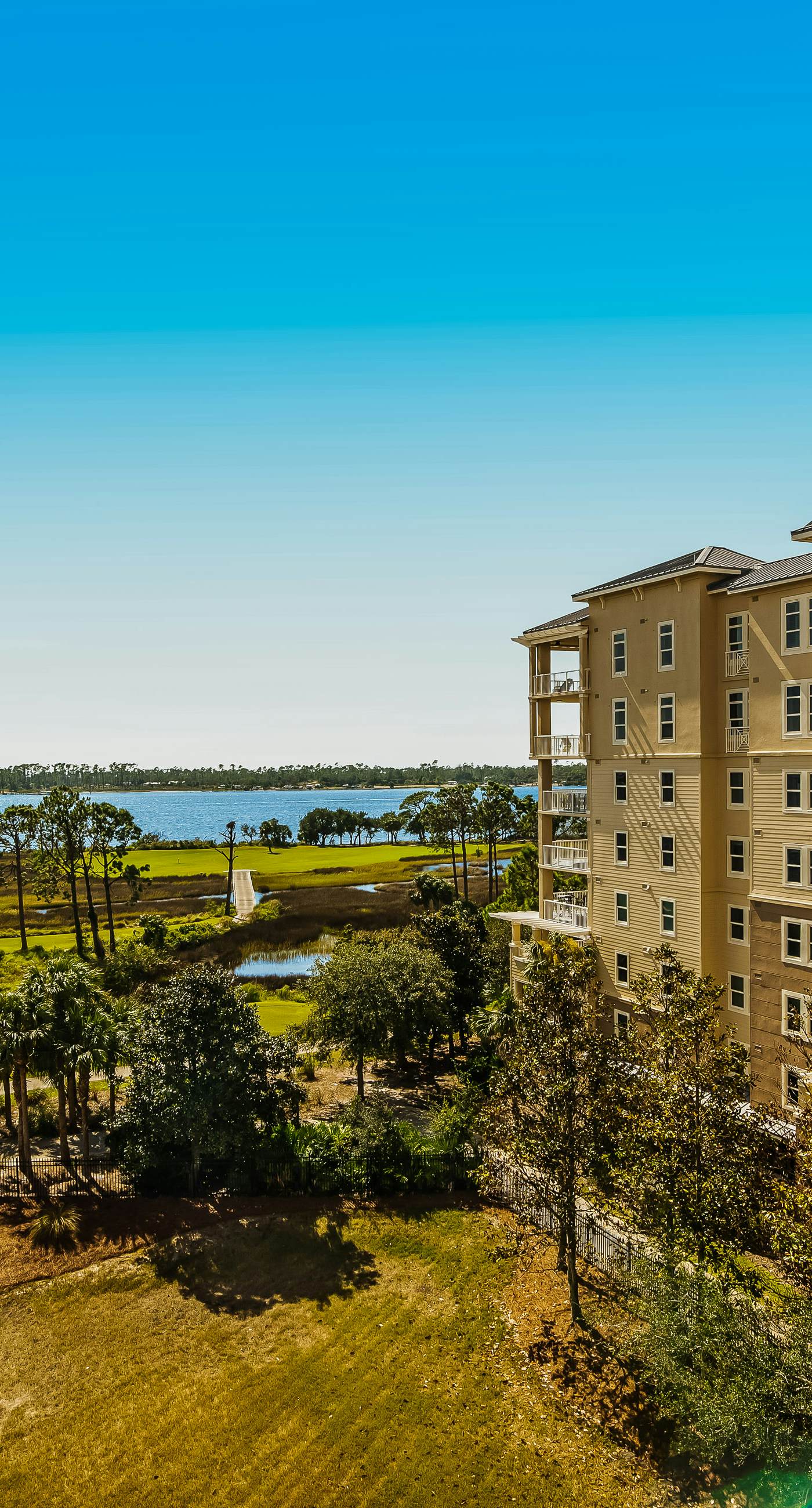 Bay-facing condo w/ majestic view & shared lagoon-style pool/hot tub