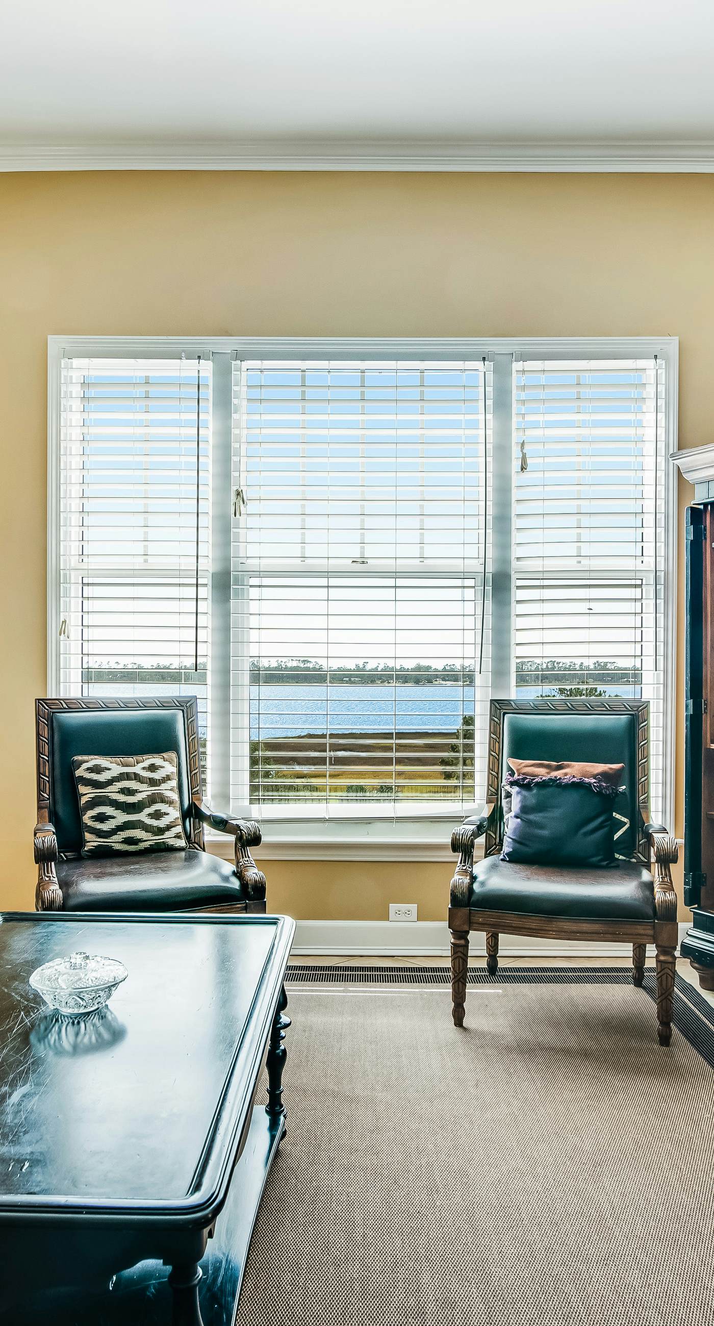 Bay-facing condo w/ majestic view & shared lagoon-style pool/hot tub