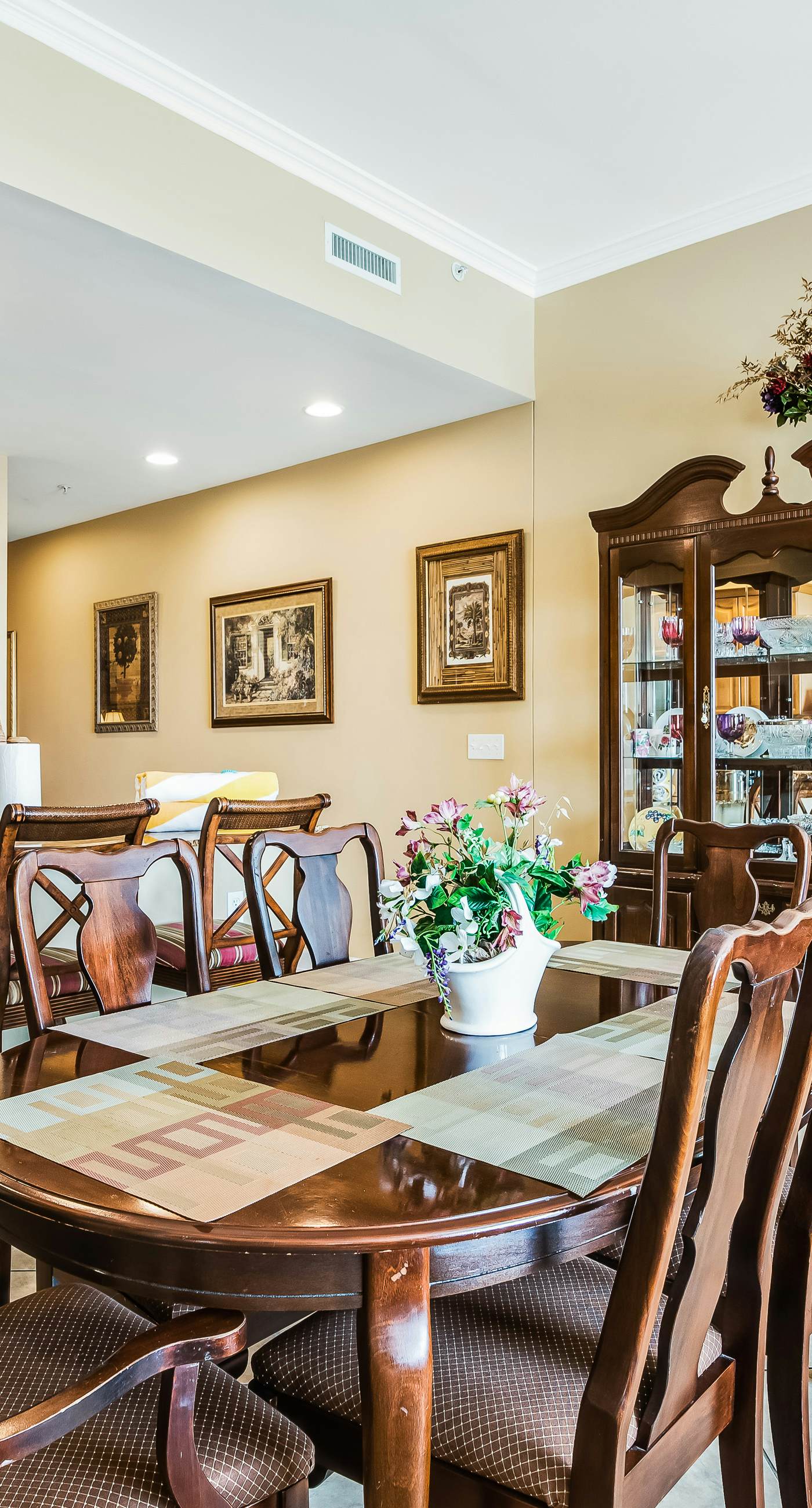 Bay-facing condo w/ majestic view & shared lagoon-style pool/hot tub