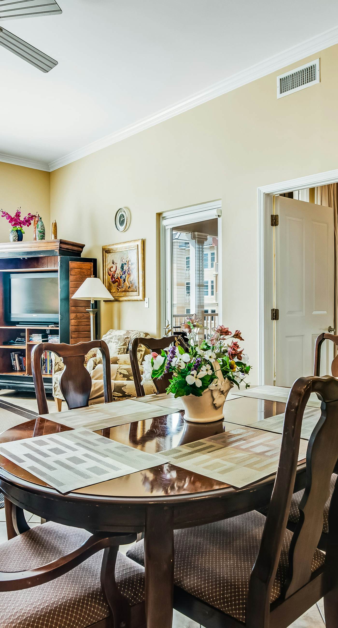 Bay-facing condo w/ majestic view & shared lagoon-style pool/hot tub