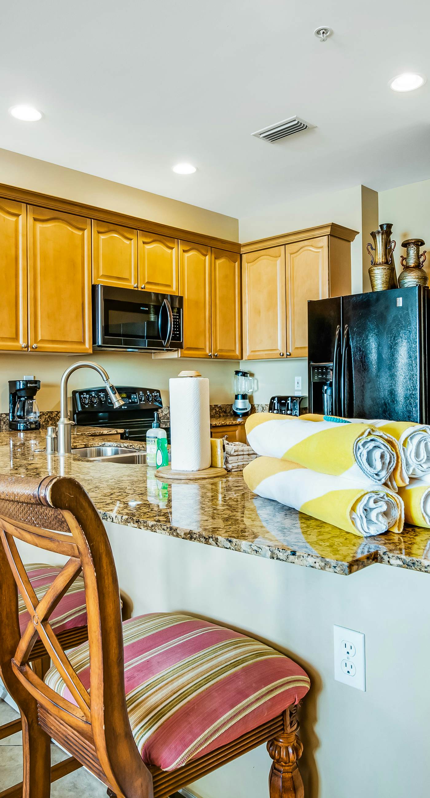 Bay-facing condo w/ majestic view & shared lagoon-style pool/hot tub