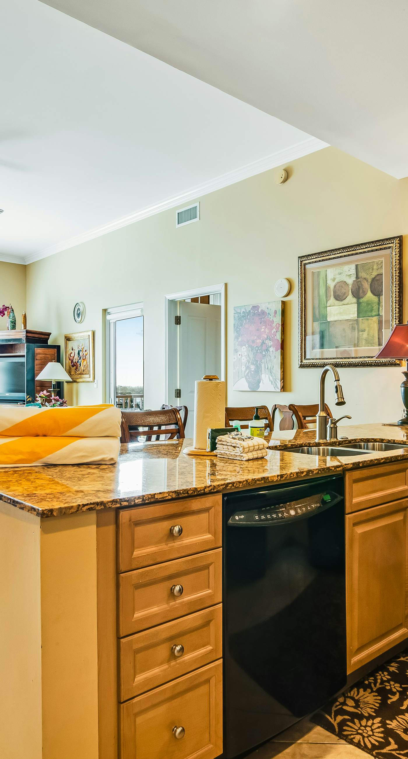 Bay-facing condo w/ majestic view & shared lagoon-style pool/hot tub