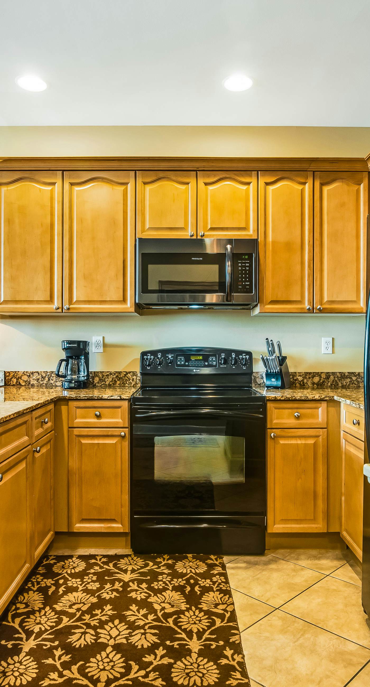 Bay-facing condo w/ majestic view & shared lagoon-style pool/hot tub