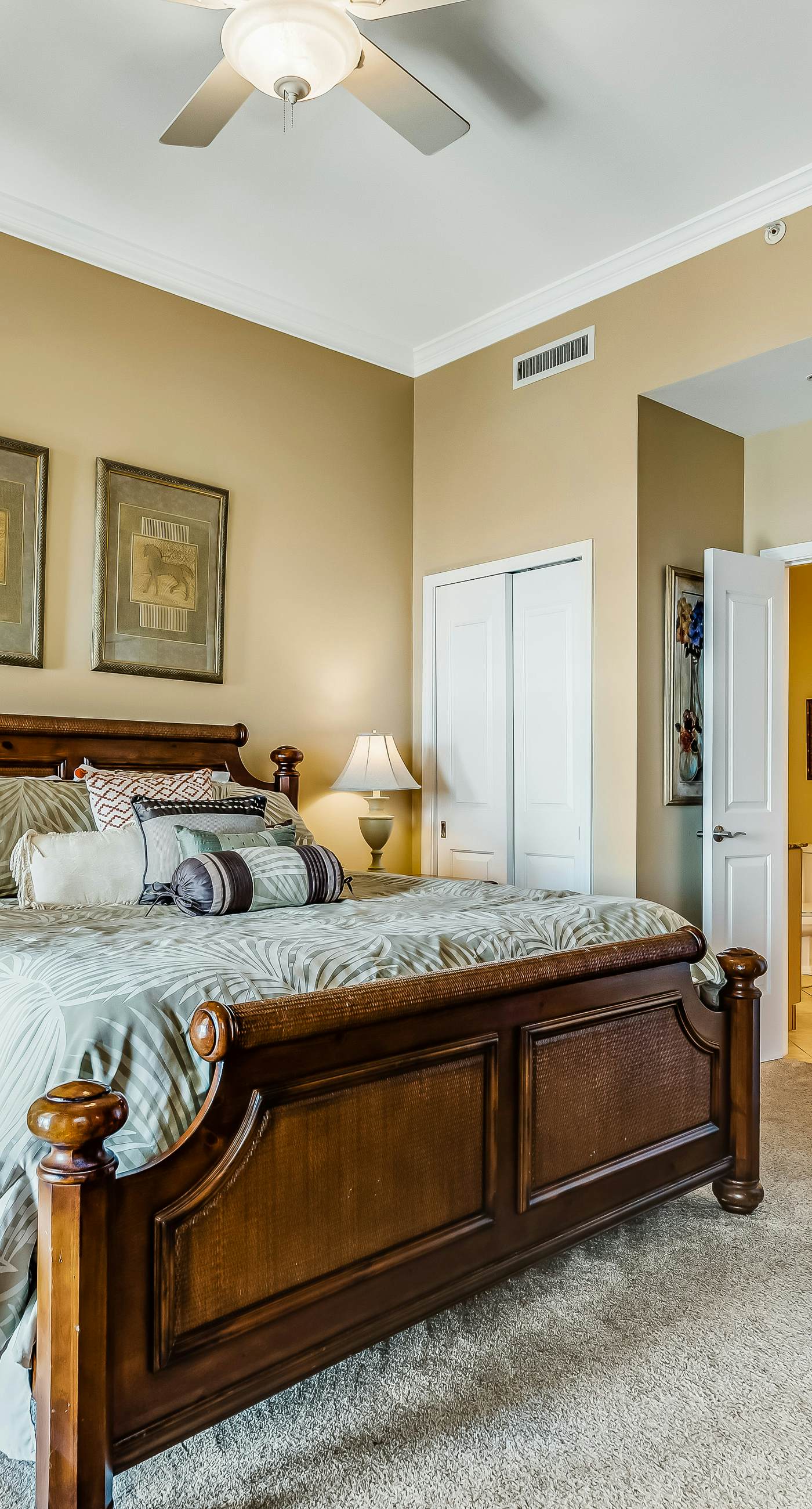 Bay-facing condo w/ majestic view & shared lagoon-style pool/hot tub