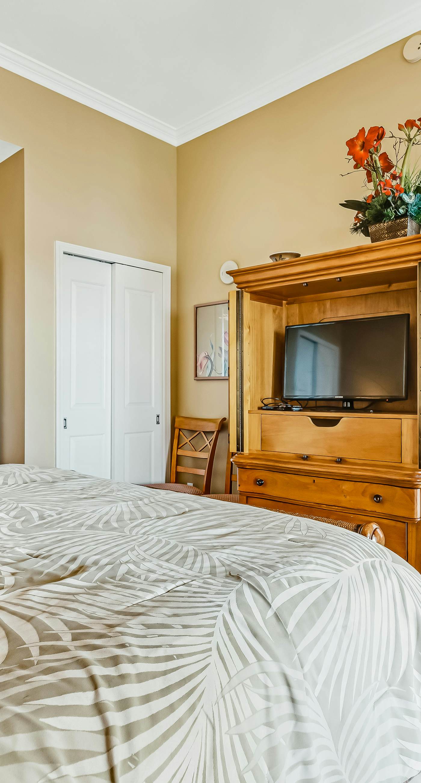 Bay-facing condo w/ majestic view & shared lagoon-style pool/hot tub