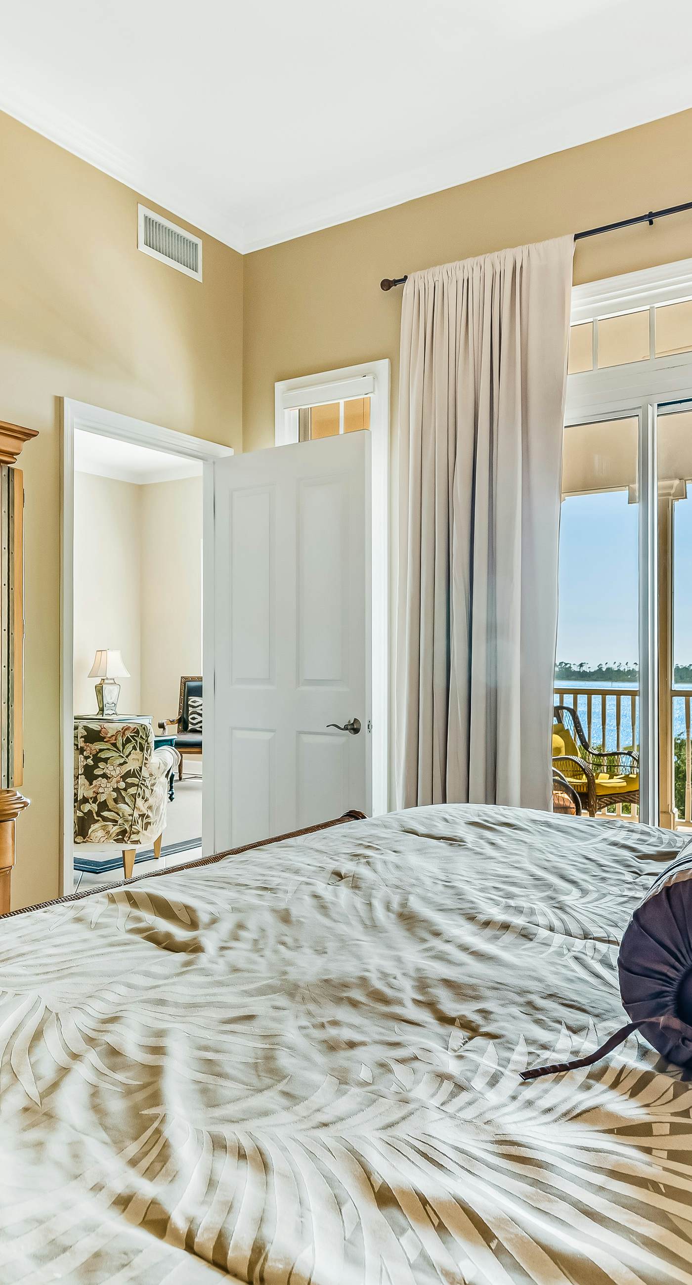 Bay-facing condo w/ majestic view & shared lagoon-style pool/hot tub