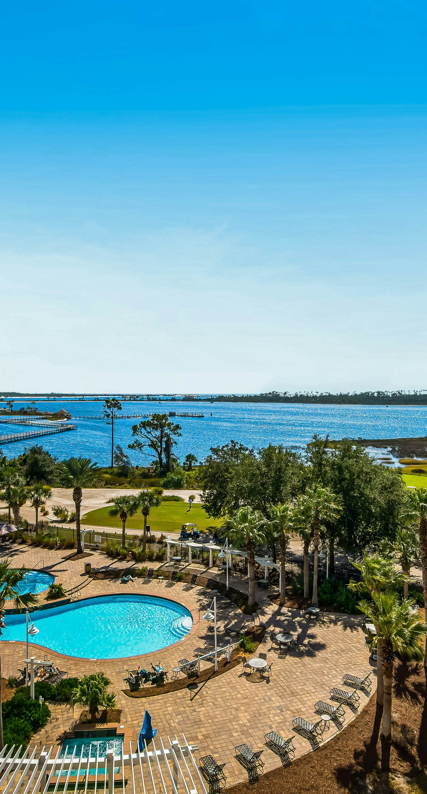 Bay-facing condo w/ majestic view & shared lagoon-style pool/hot tub