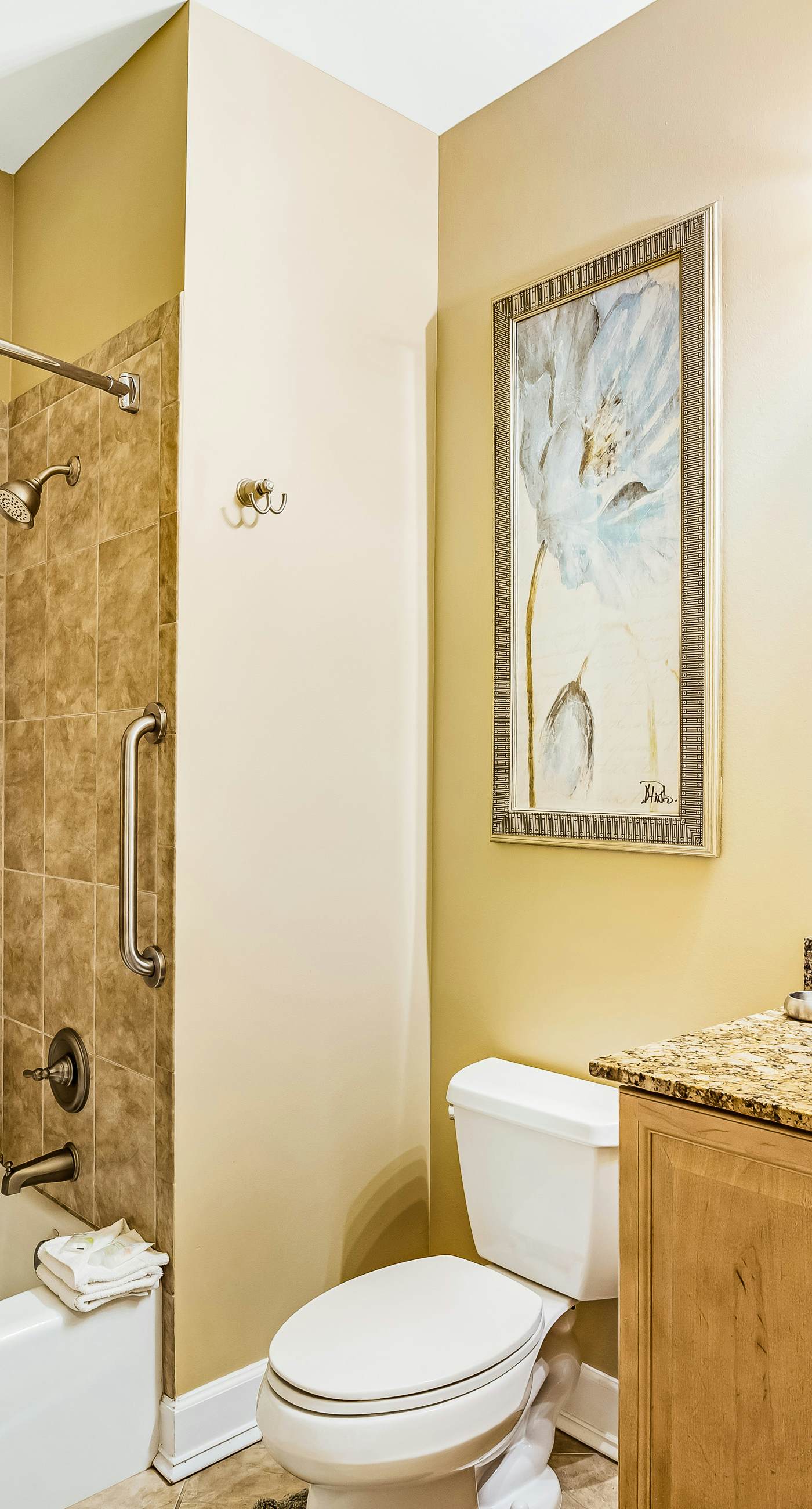 Bay-facing condo w/ majestic view & shared lagoon-style pool/hot tub